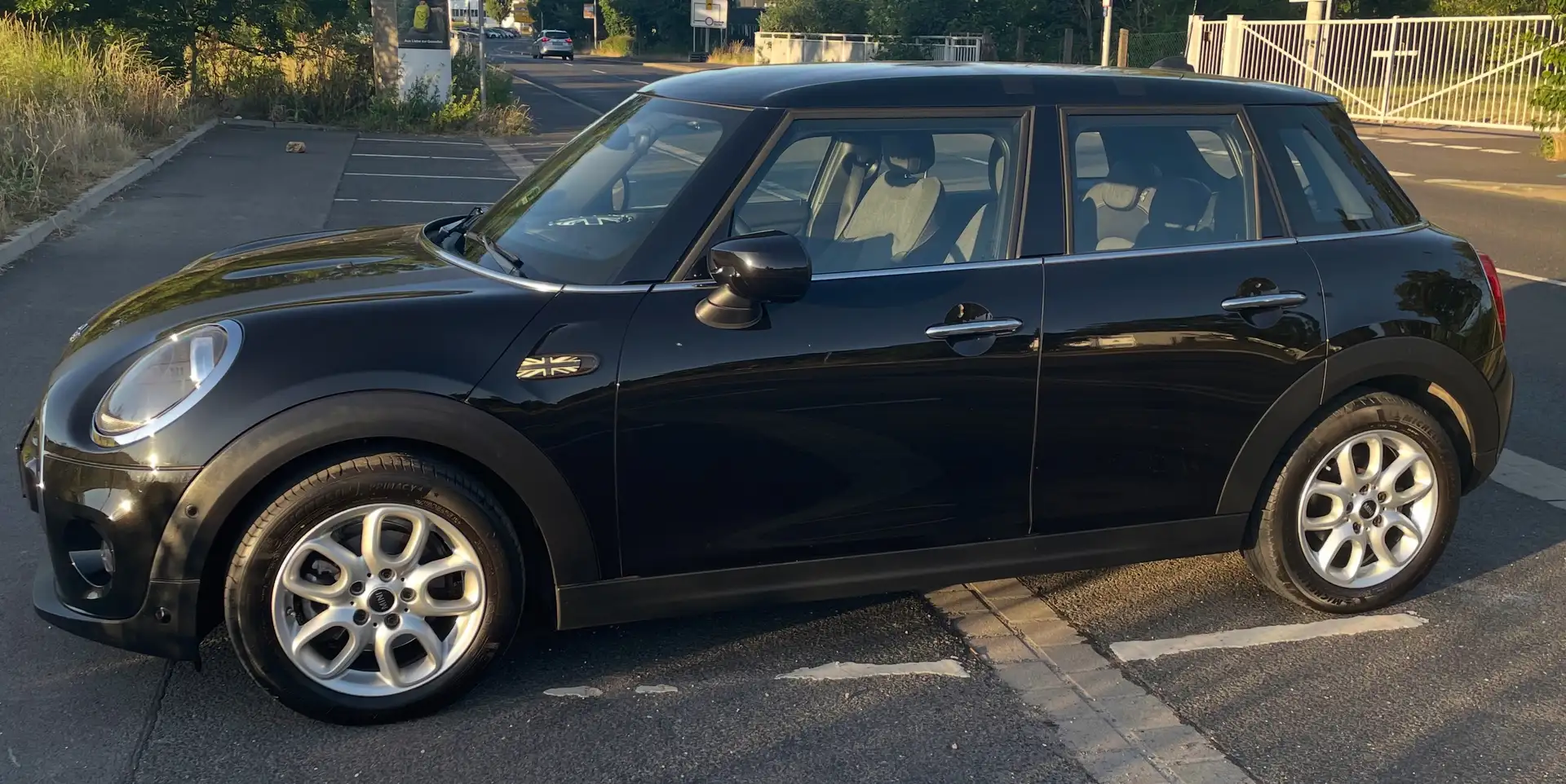 MINI Cooper MINI 5-TÜRER Aut. midnight-black metallic Schwarz - 2