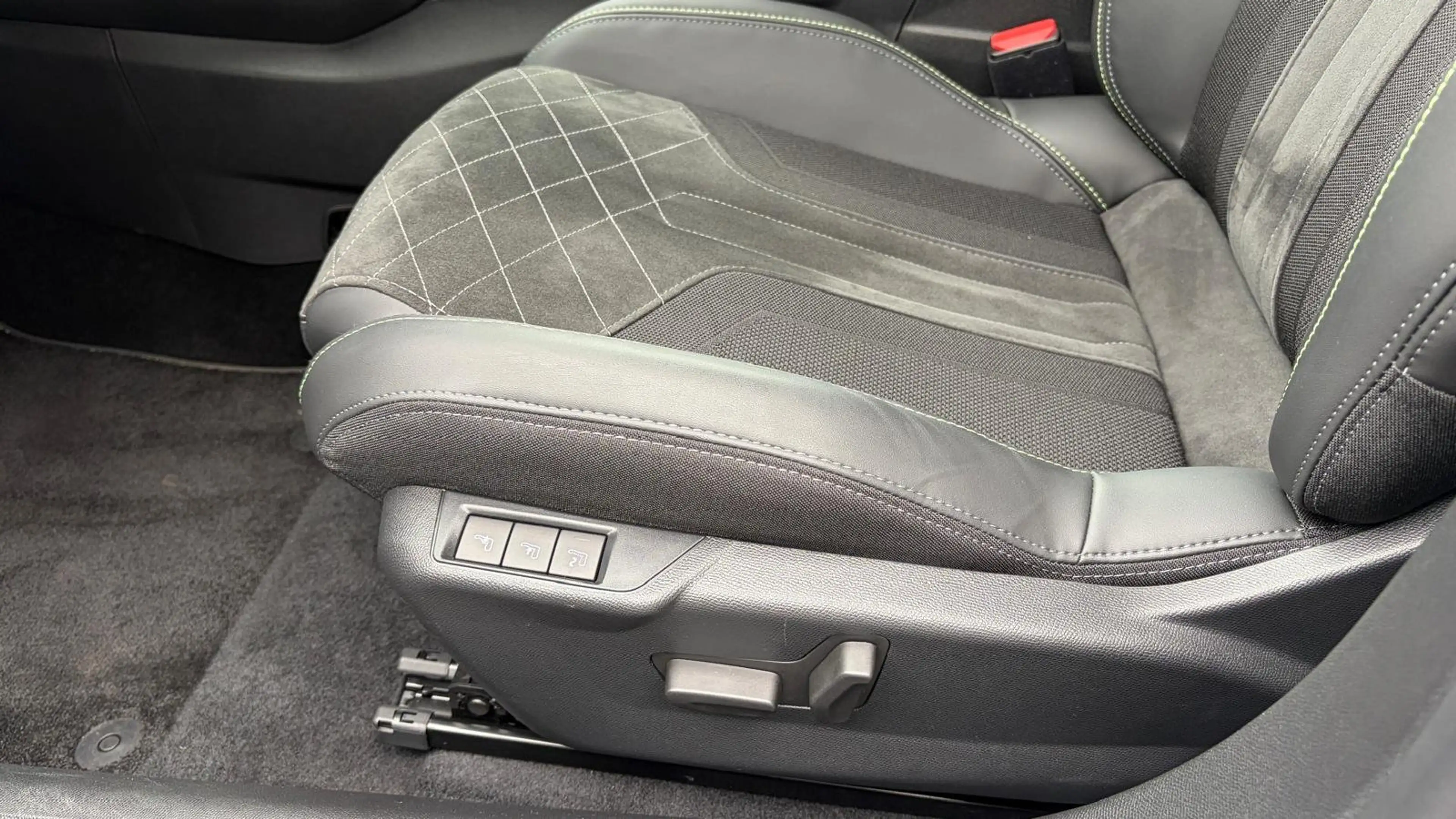 Peugeot e-2008 50KWH 136PK GT PACK AUTOMAAT SOH 100% / NAVI / LED — photo 23