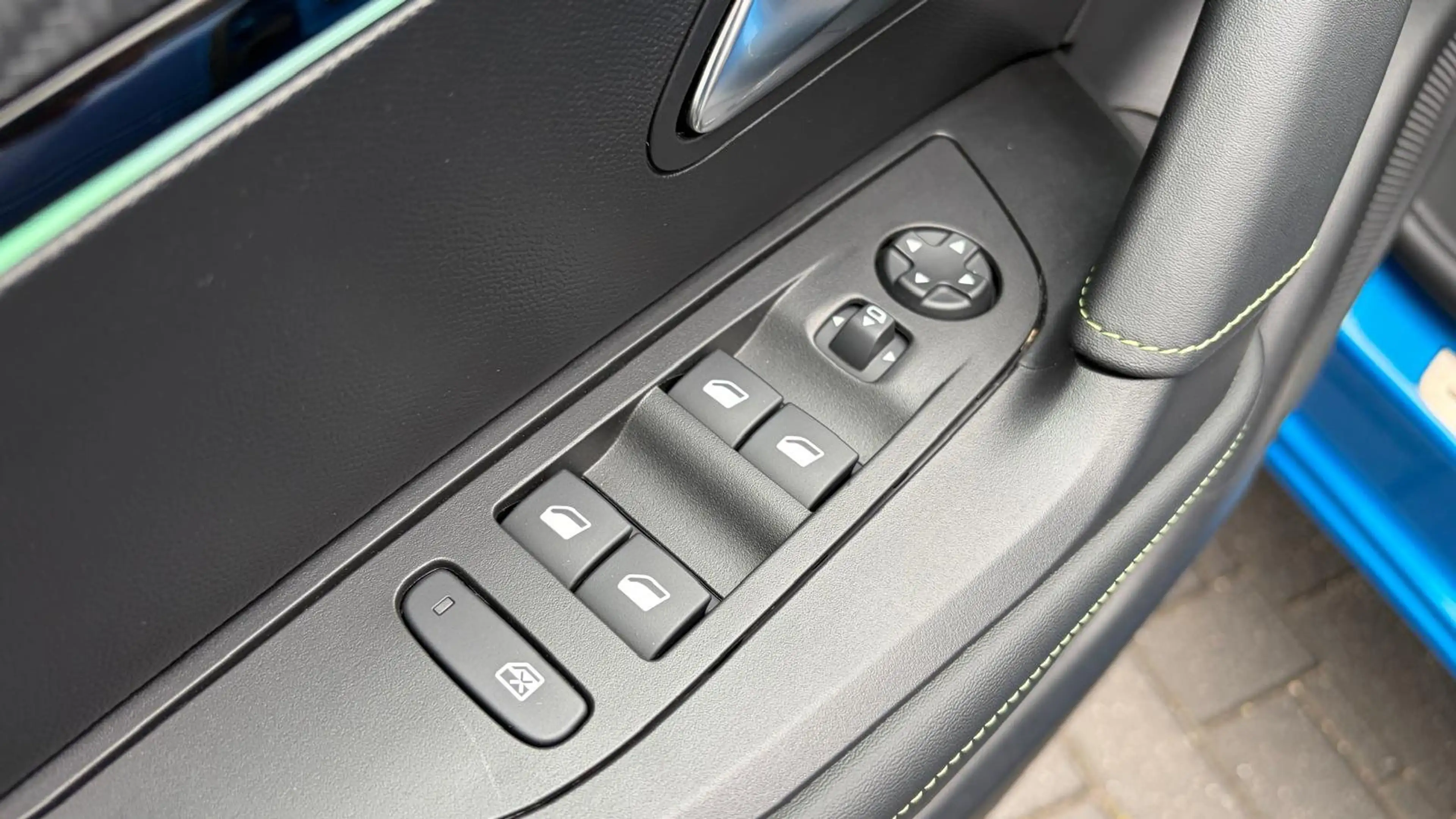 Peugeot e-2008 50KWH 136PK GT PACK AUTOMAAT SOH 100% / NAVI / LED — photo 24
