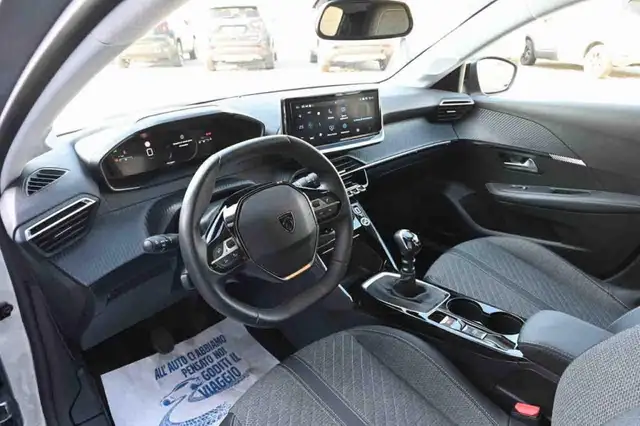 Peugeot 208 view 11