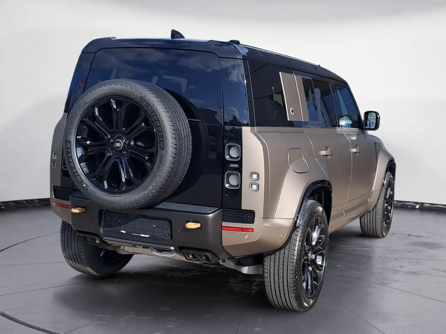 Land Rover Defender 110 P635 OCTA AHK elektrisch ein- und a Braun - 2
