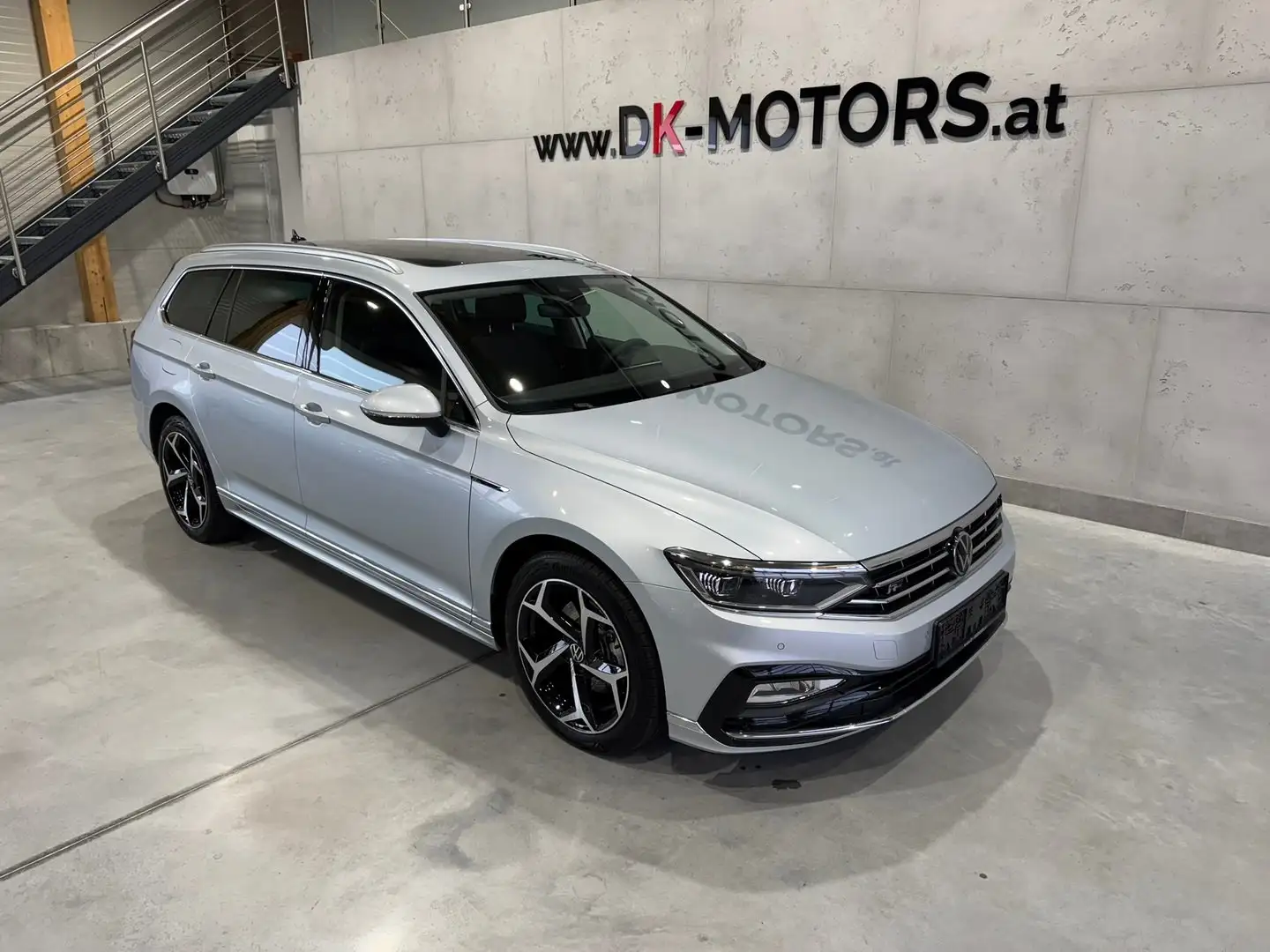Volkswagen Passat Variant Elegance / R-Line / Navi / Pano / IQ Light / RFK Silber - 2