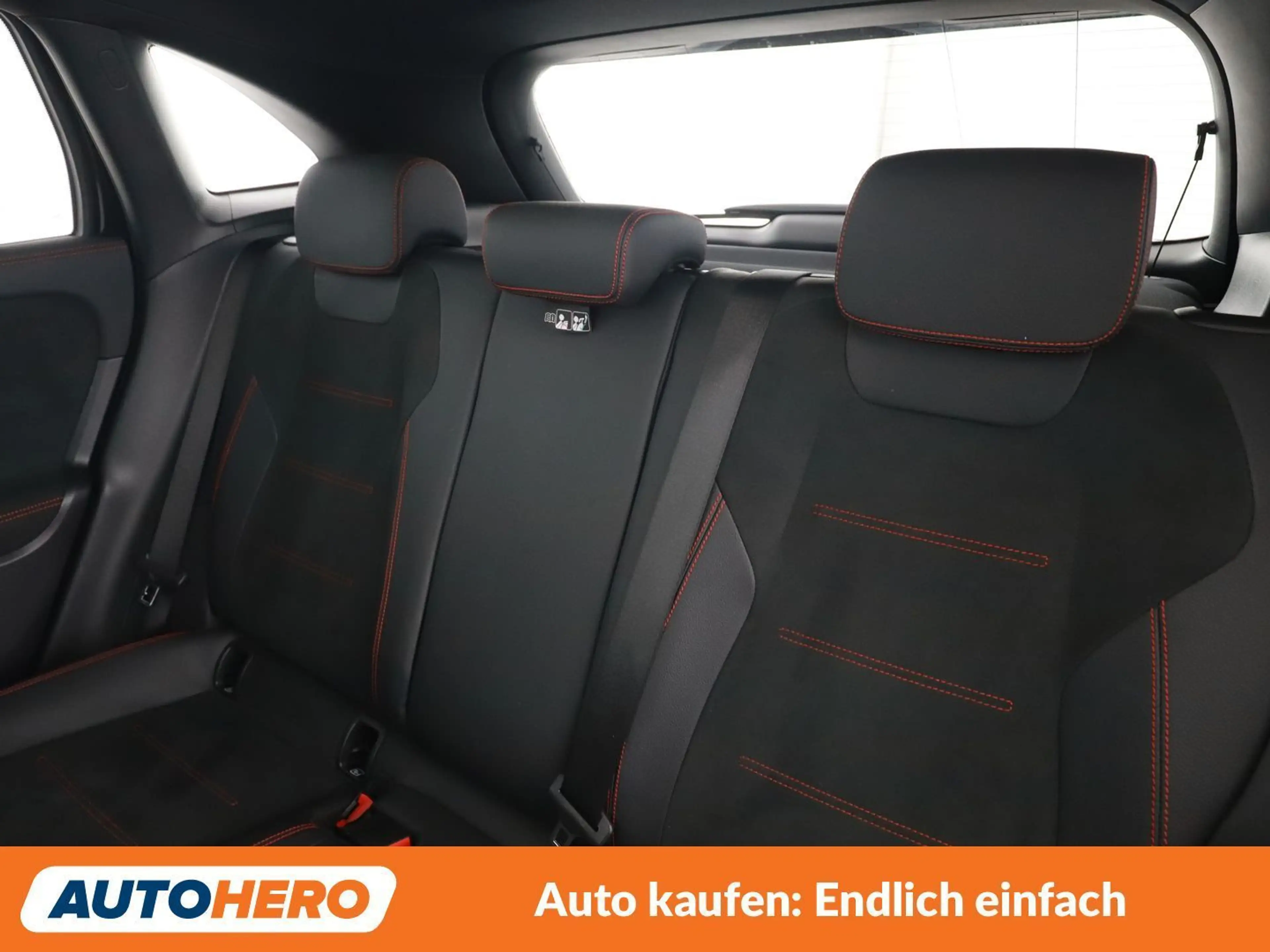 Mercedes-Benz GLA 200 GLA 200 d AMG Line — photo 14