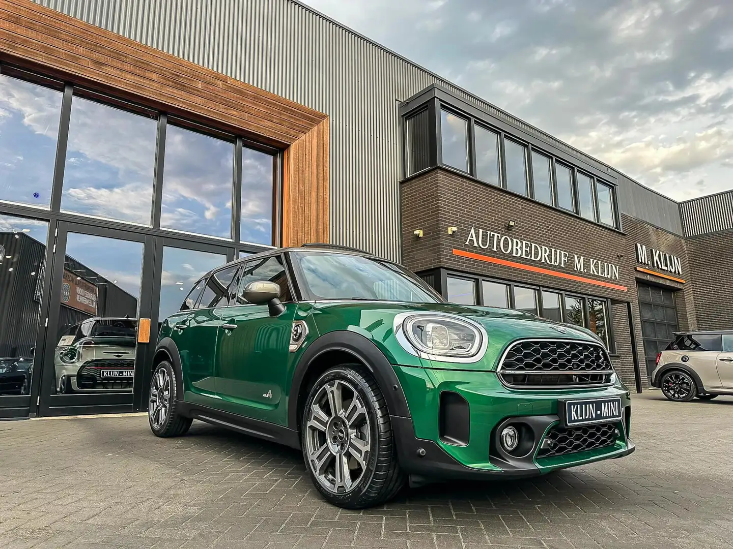 MINI Cooper S Countryman Mini 2.0 E ALL4 MINI Yours 220PK/Pano/Camera/19"/H Groen - 1
