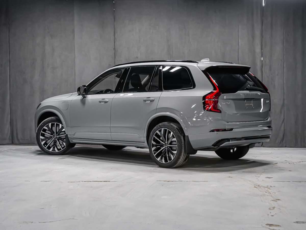 2026 Volvo XC90 Plus 7-Seater (Dark Theme) alt 4