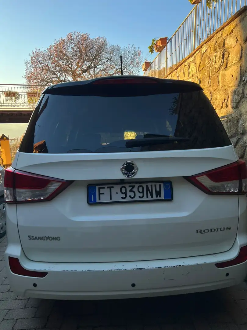 SsangYong Rodius Rodius 2014 2.2 d Classy pelle 4wd auto my18 Blanco - 1