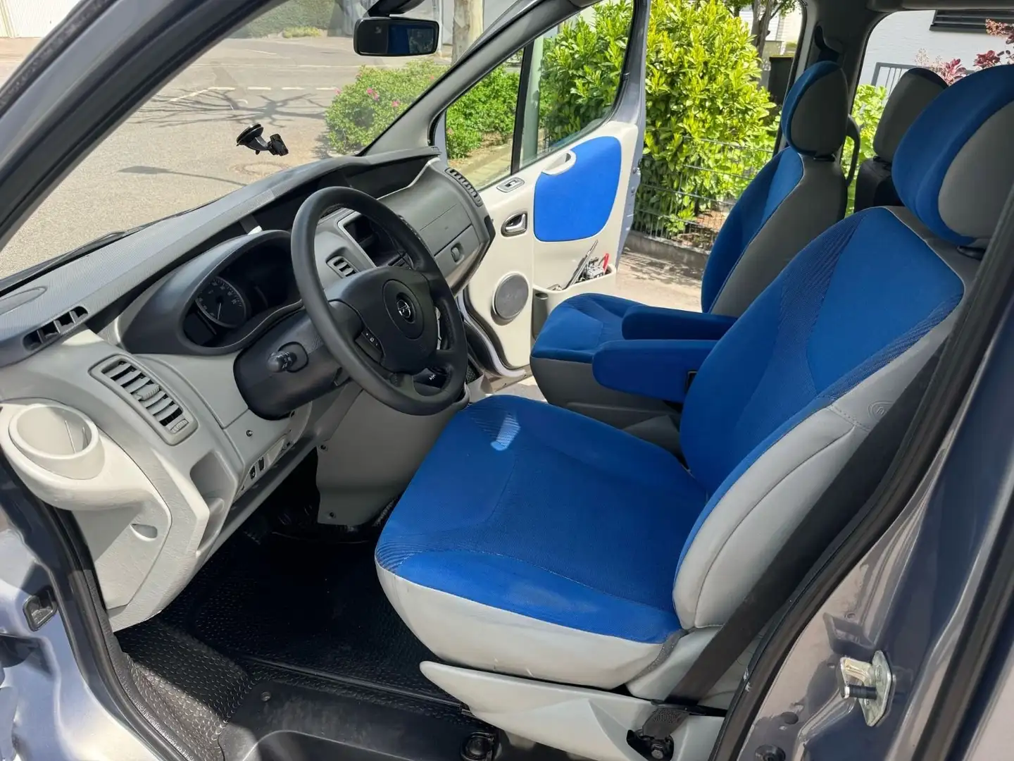 Opel Vivaro Vivaro 2.5 CDTI WESTFALIA L2H1 Automatik Šedá - 2