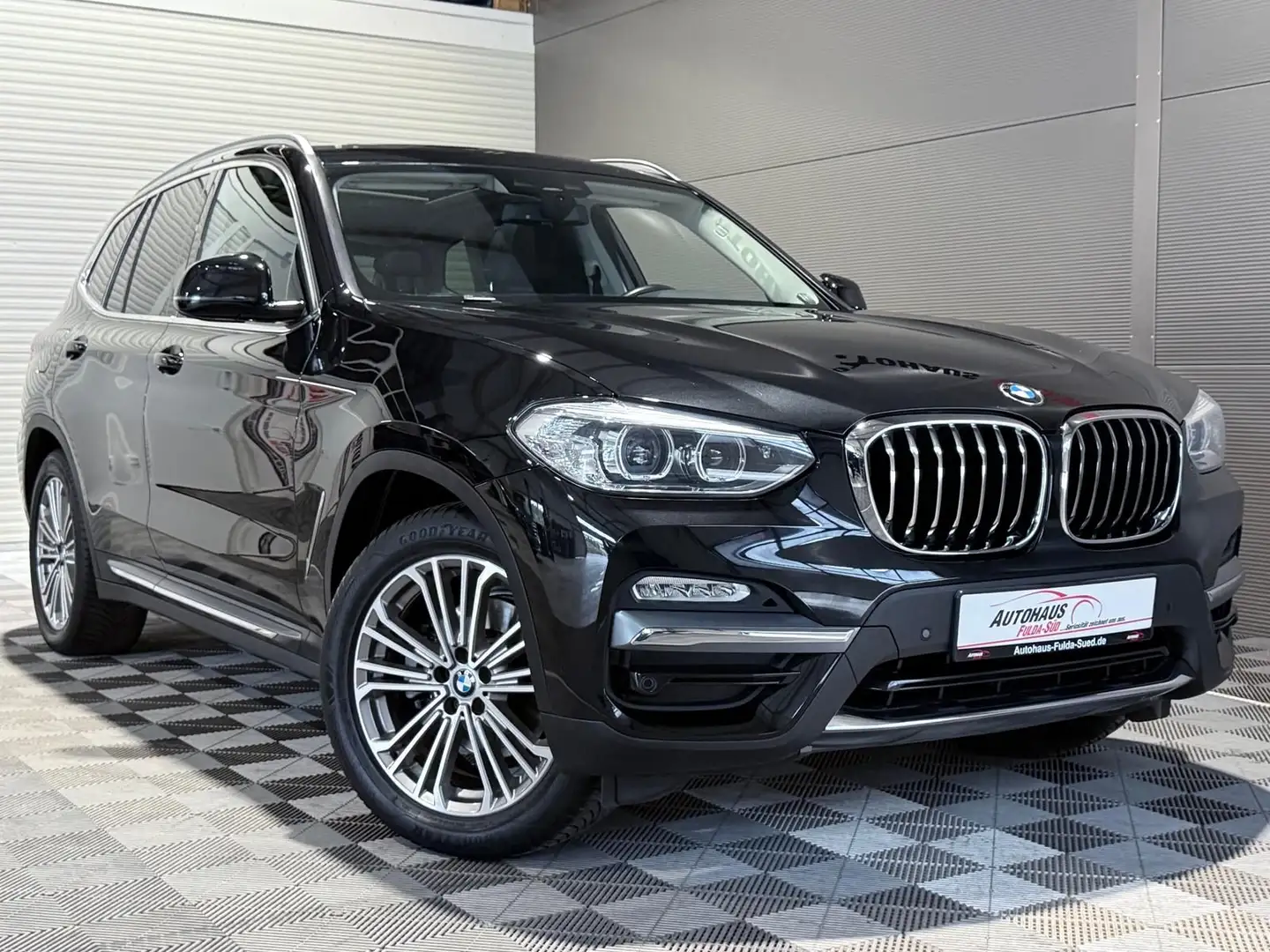 BMW X3 20i xDrive Luxury Line °Shzg°FSE°BT°Pano°PDC° Zwart - 1