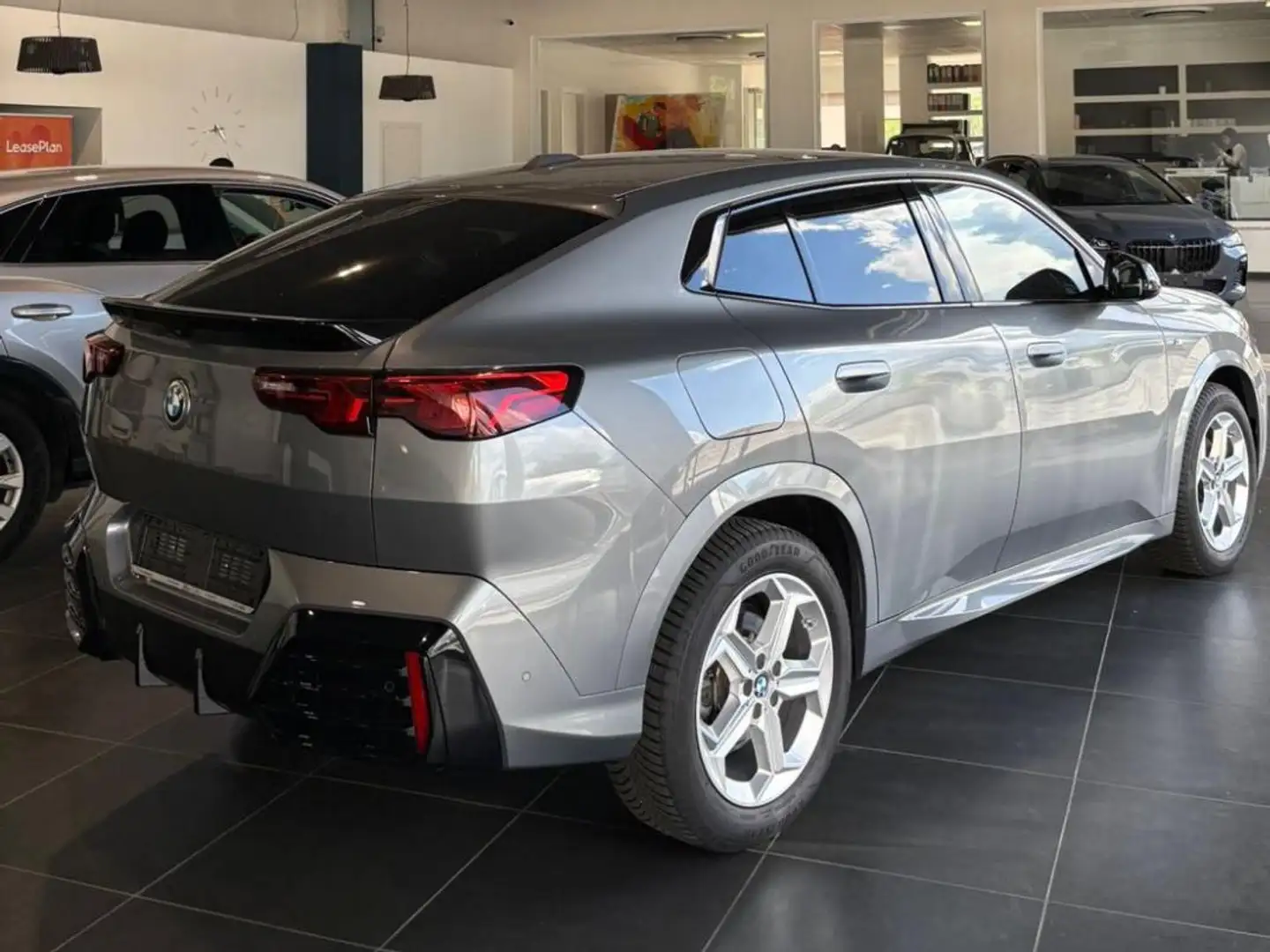BMW X2 sdrive 18d MSport auto Grijs - 2