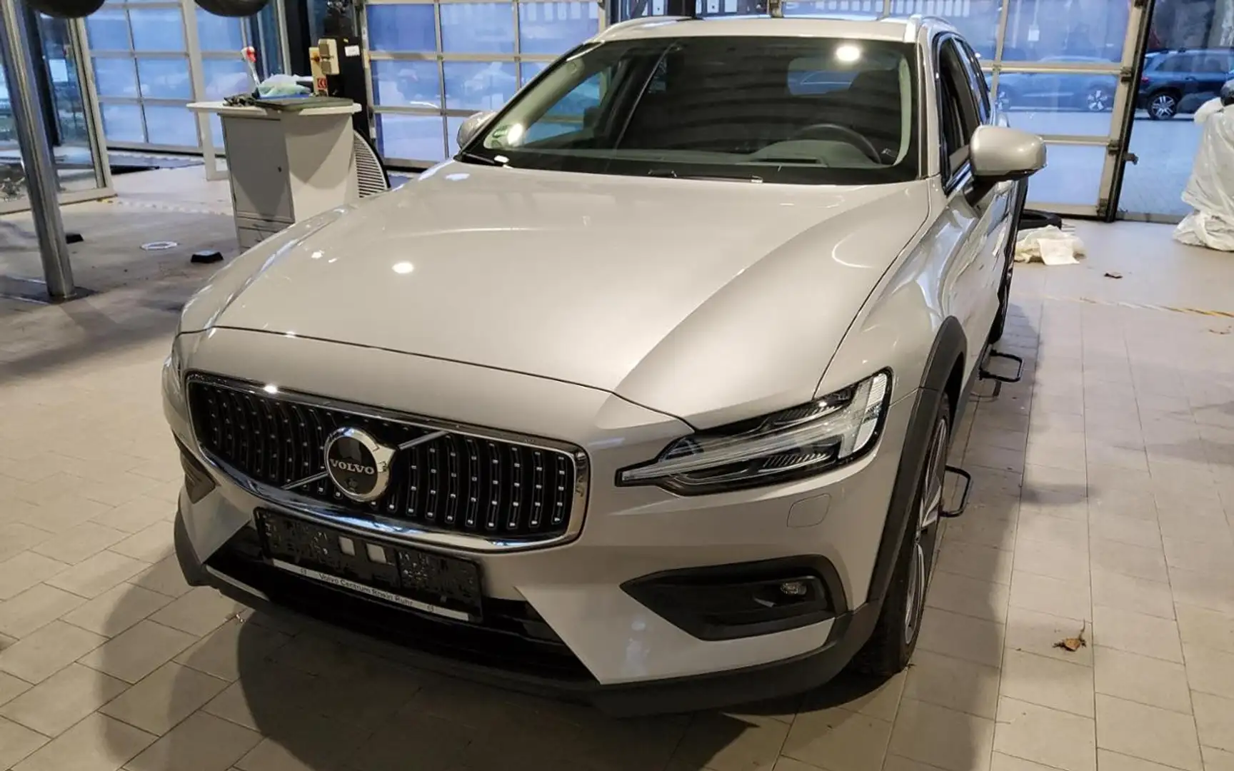 Volvo V60 Cross Country B4 (D) AWD Ultimate+WINTERPAK+ Silber - 2