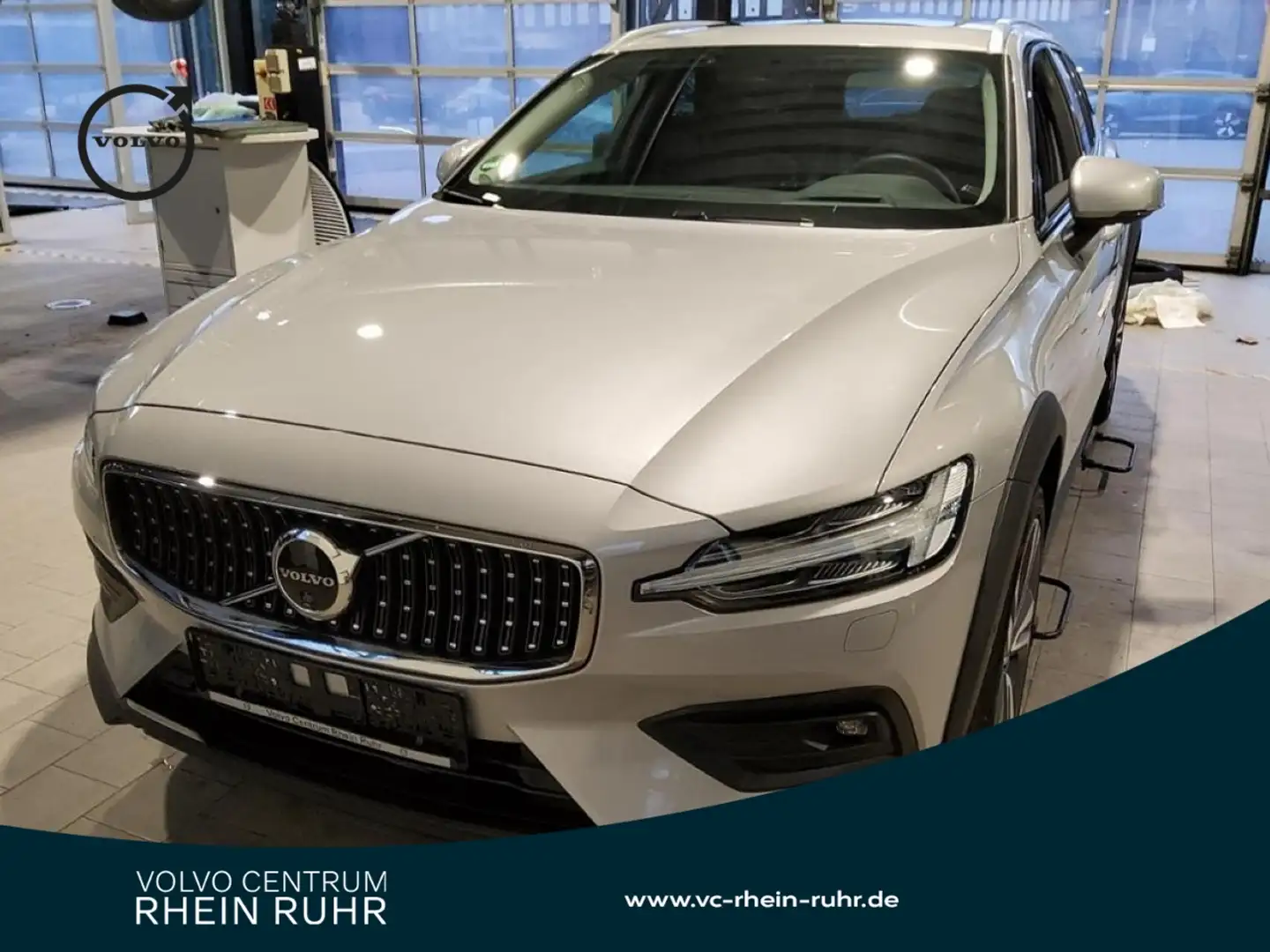 Volvo V60 Cross Country B4 (D) AWD Ultimate+WINTERPAK+ Silber - 1