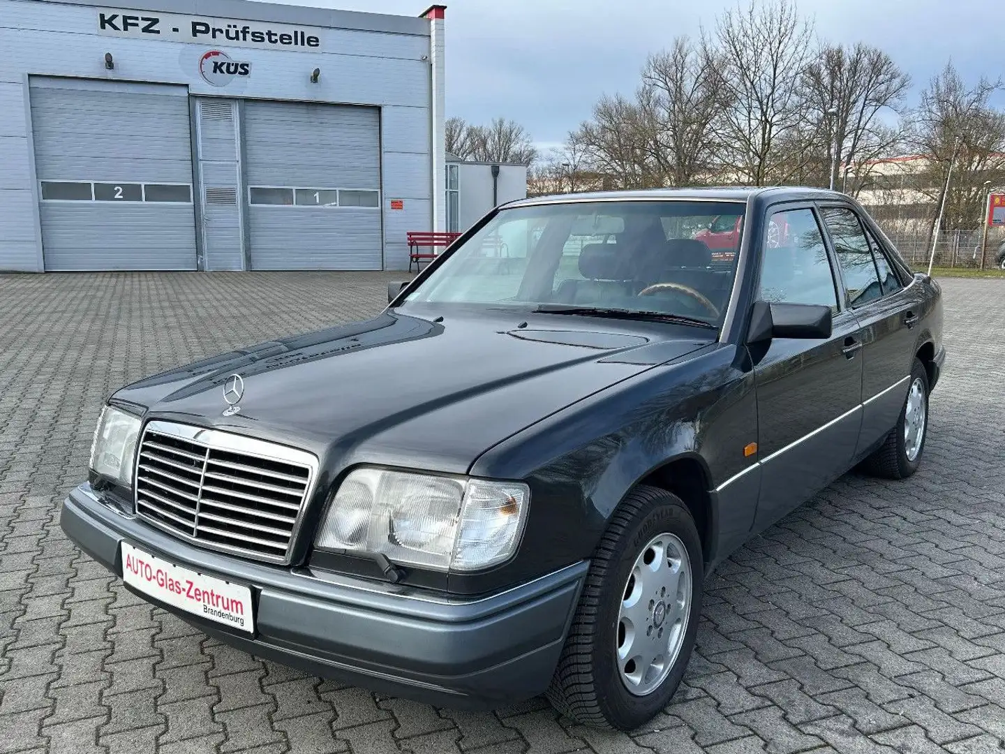 Mercedes-Benz E 420 AUTOMATIK SCHIEBEDACH KLIMA ELEK. FENSTER Schwarz - 1