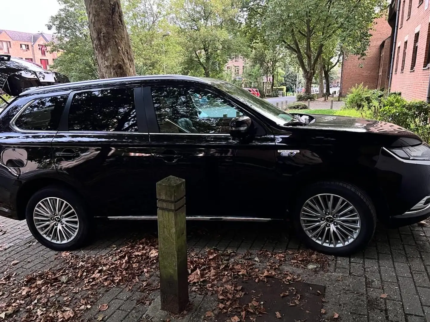Mitsubishi Outlander PHEV Kaiteki+ 4WD Zwart - 1