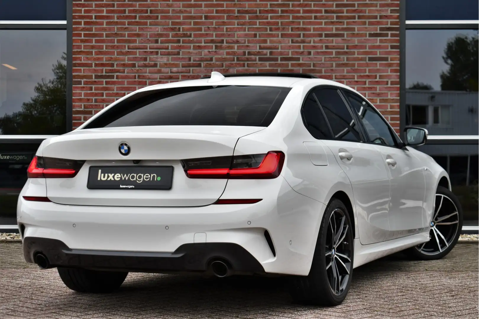 BMW 320 3-serie 320i M-Sport Pano 19inch Laser HiFi Shadow Wit - 2