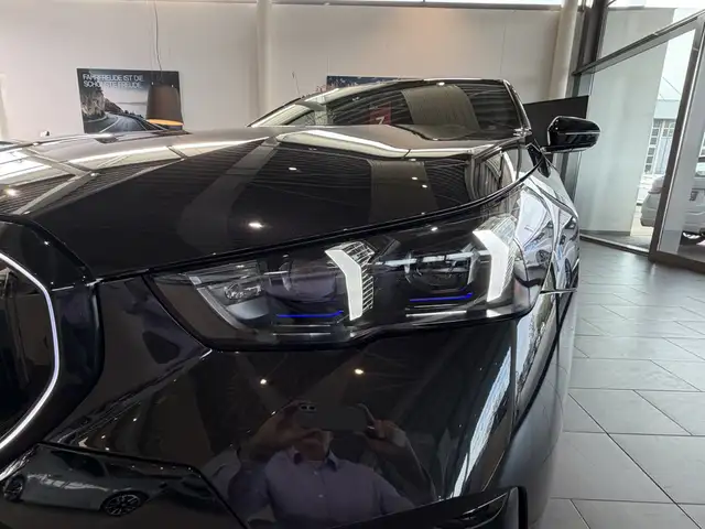 BMW 5 Series view 6