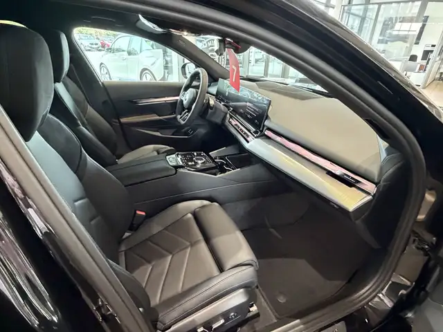 BMW 5 Series view 14