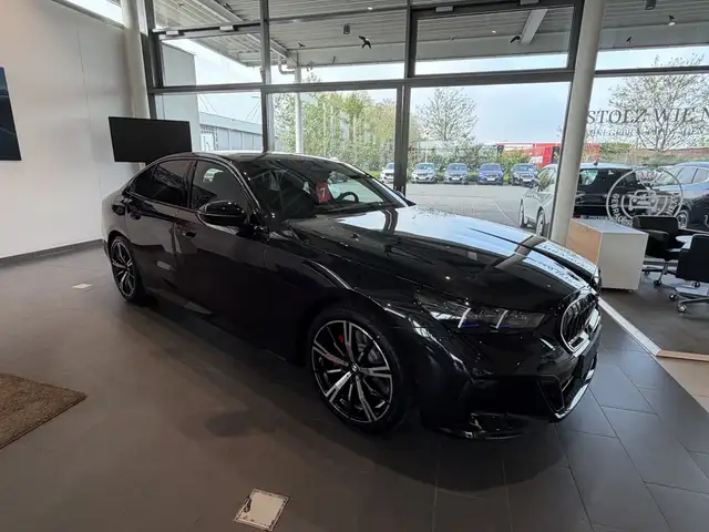 BMW 5 Series view 13