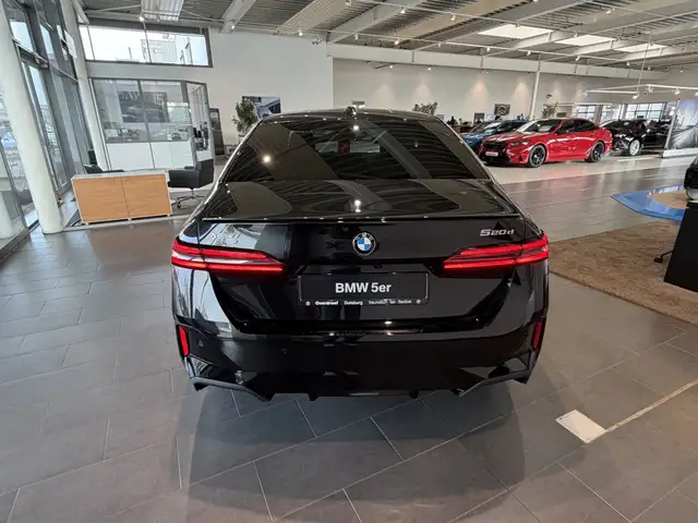 BMW 5 Series view 8