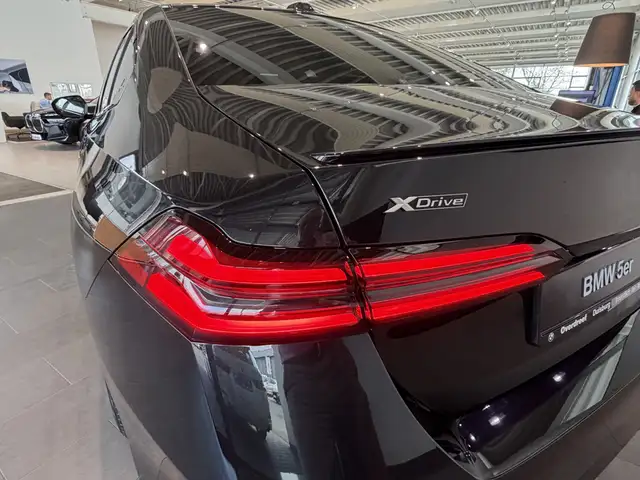 BMW 5 Series view 9