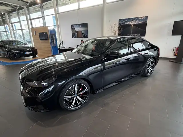 BMW 5 Series view 5