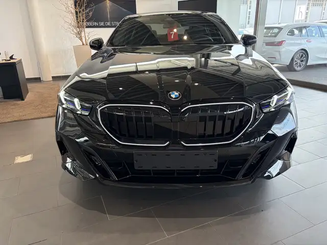 BMW 5 Series view 4
