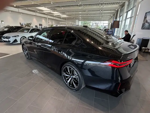 BMW 5 Series view 7
