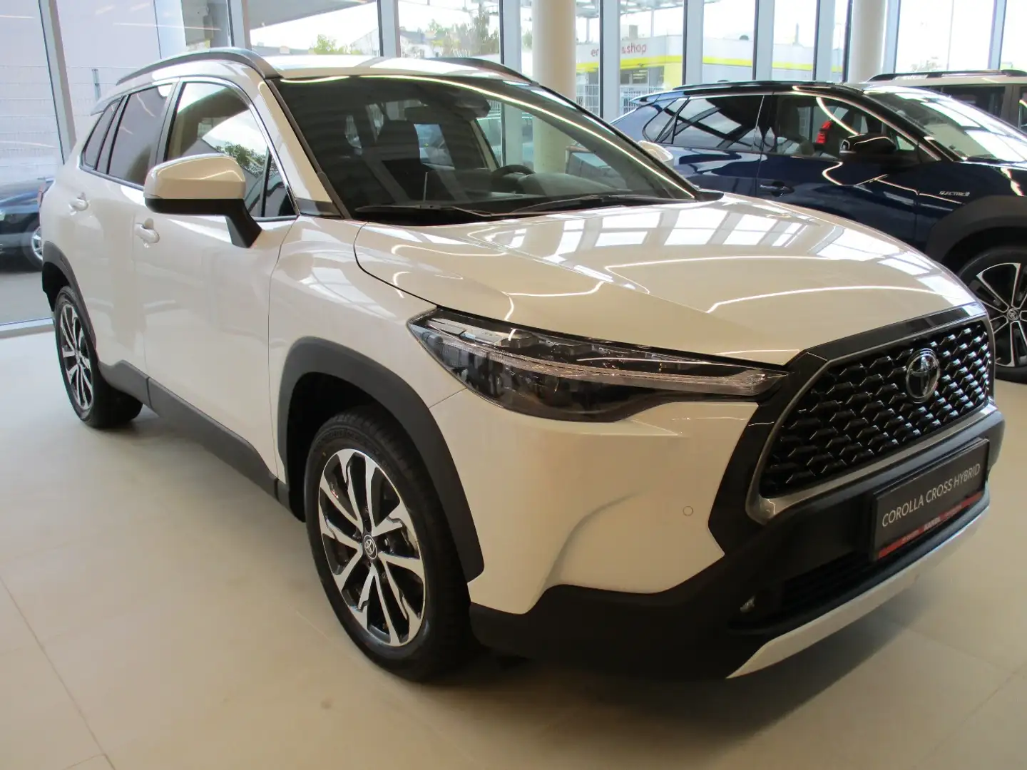 Toyota Corolla Cross 2.0 Hybrid Active Drive 2WD Weiß - 2