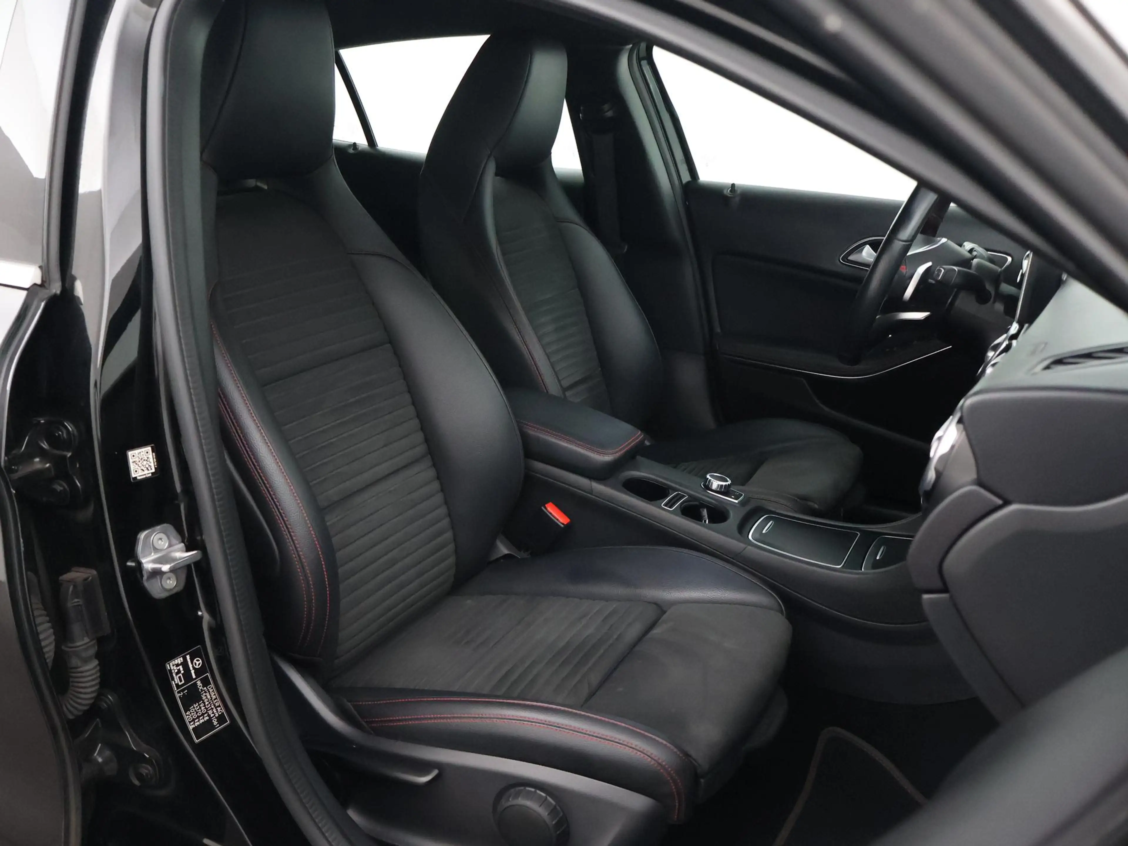 Mercedes-Benz GLA 200 156 PK AUT. AMG SPORT + 18 INCH | DAB | STOELVERW. — photo 4