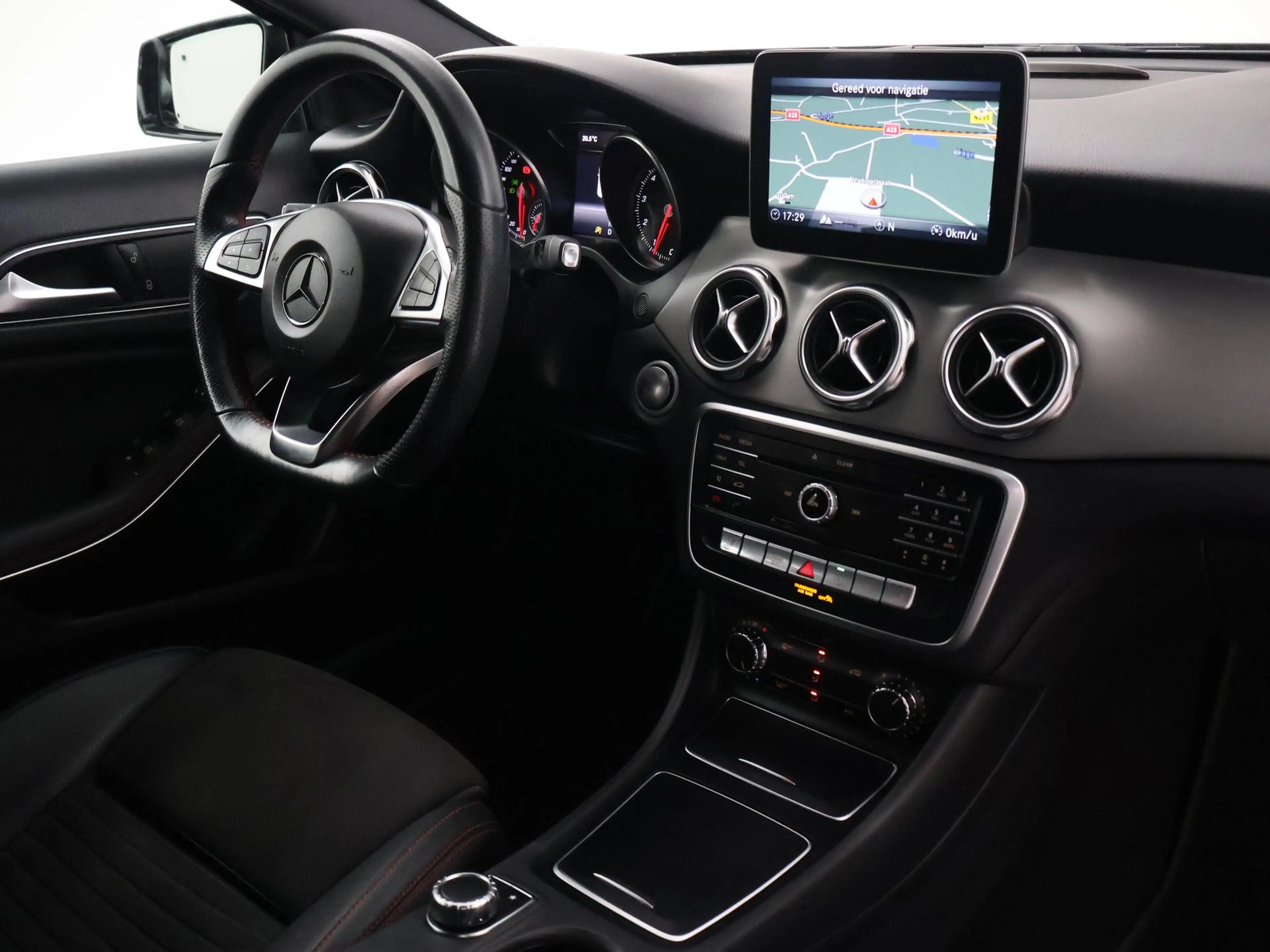 Mercedes-Benz GLA 200 156 PK AUT. AMG SPORT + 18 INCH | DAB | STOELVERW. — photo 3