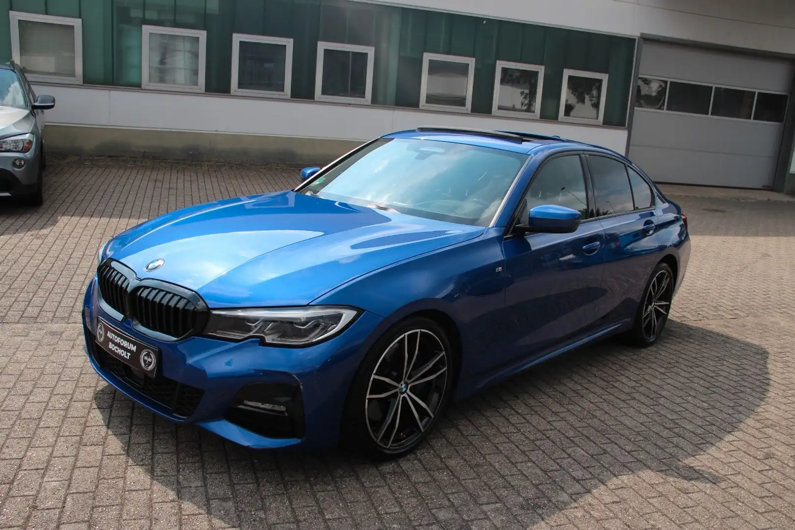 BMW 330 i Lim M Sport Shadow, HUD, GSD, Laser Bleu - 2