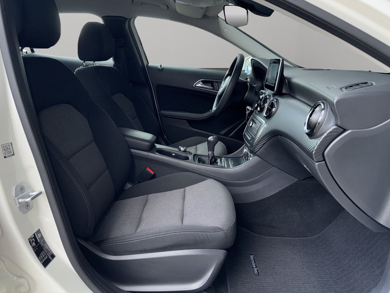 Mercedes-Benz GLA 200 d *Navigation*Tempomat* — photo 11