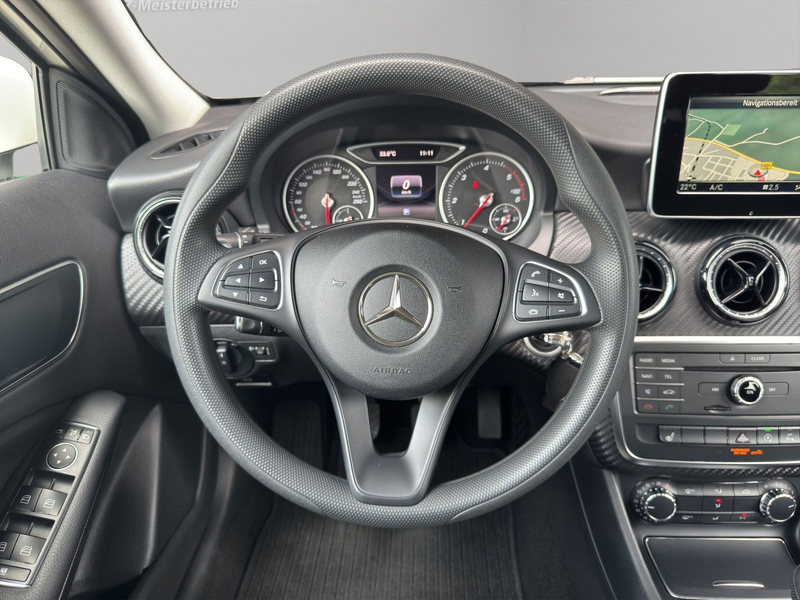 Mercedes-Benz GLA 200 d *Navigation*Tempomat* — photo 14