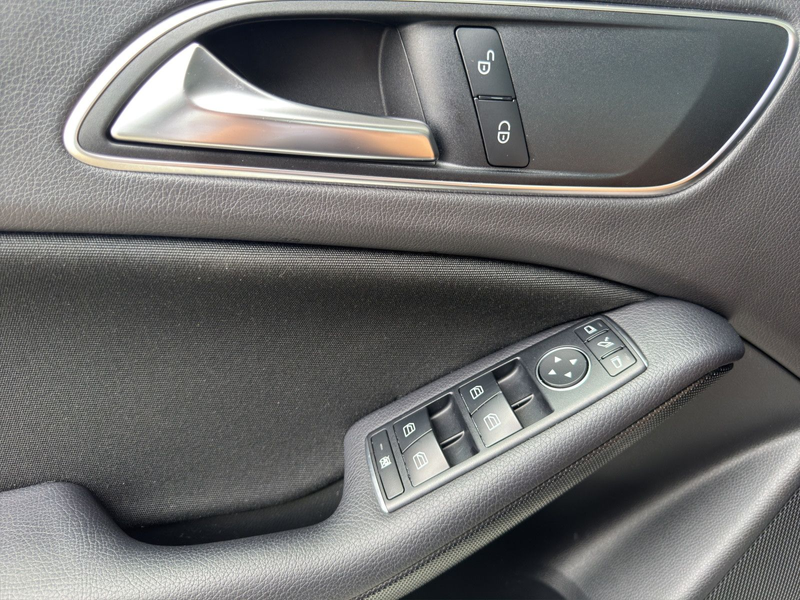Mercedes-Benz GLA 200 d *Navigation*Tempomat* — photo 10