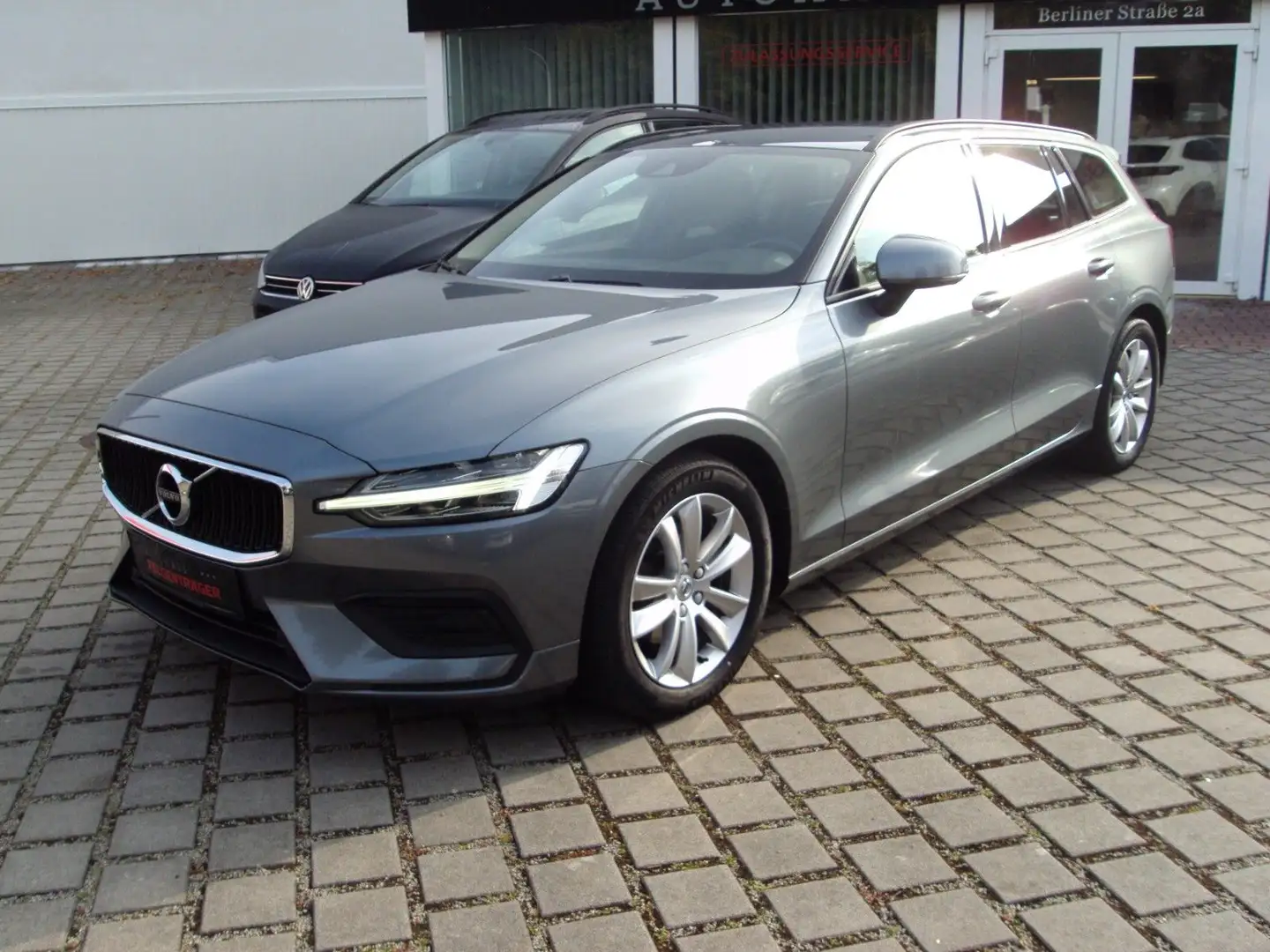 Volvo V60 D4 Geartronic Momentum Grau - 1