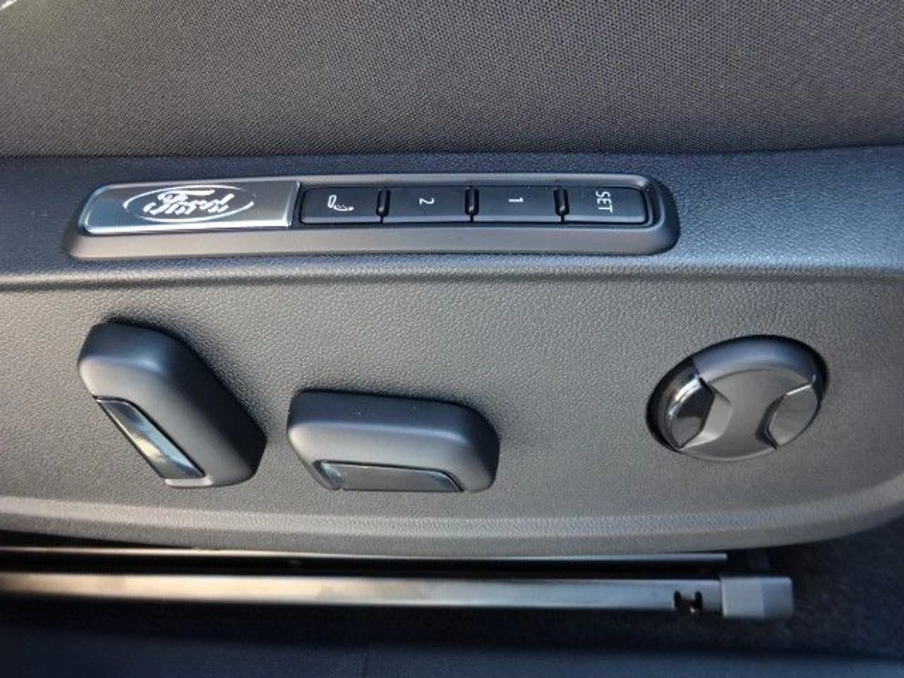 Ford Explorer Premium Extended Range 77kWh RWD — photo 10