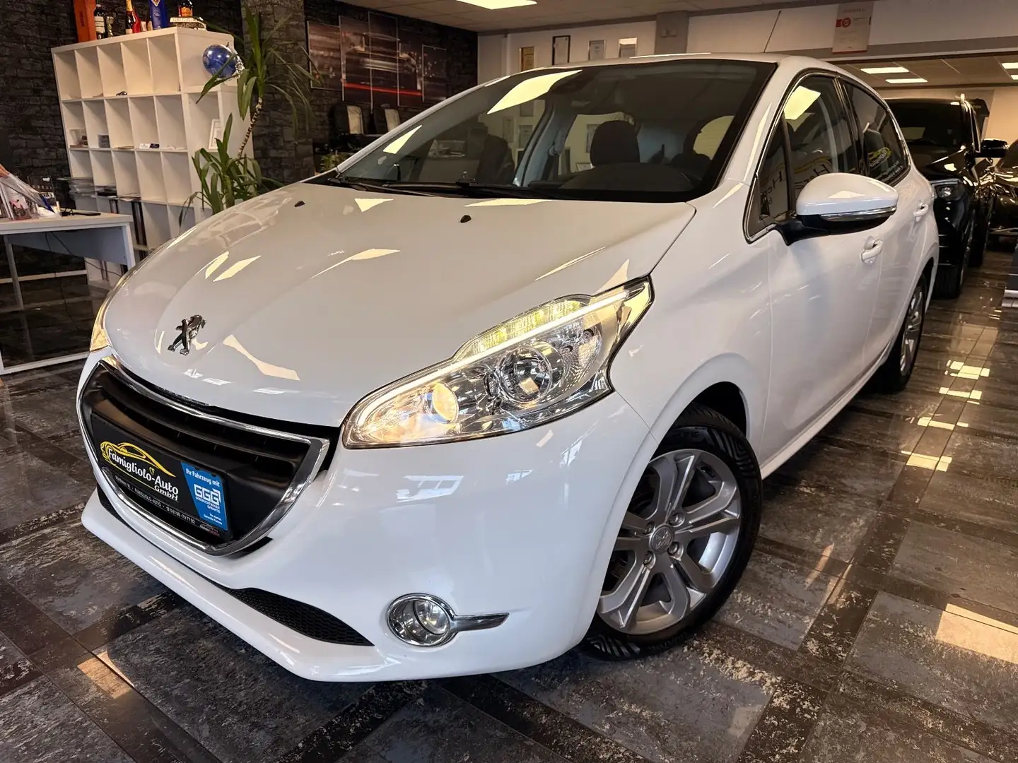 Peugeot 208 Allure/Touch/Aluräder/JBL Sound/SHZ/ Weiß - 1