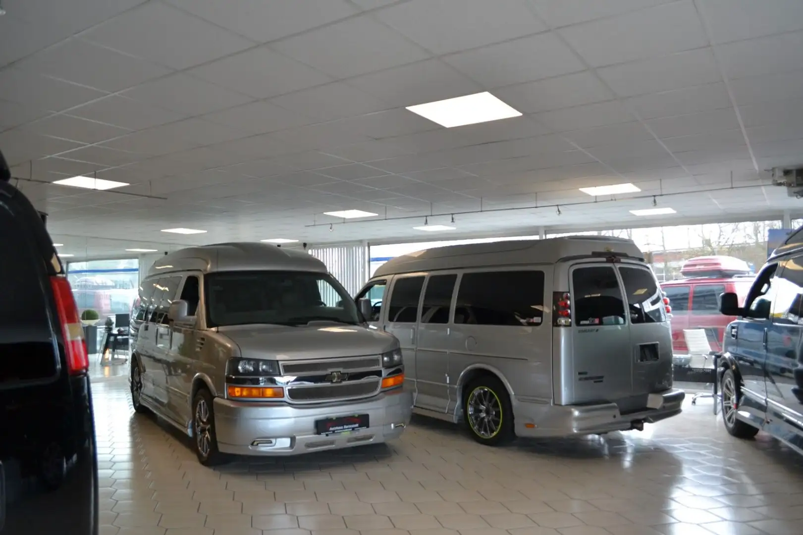 GMC Savana 5,3l V8 Explorer Limited AWD/4X4 Silber - 1