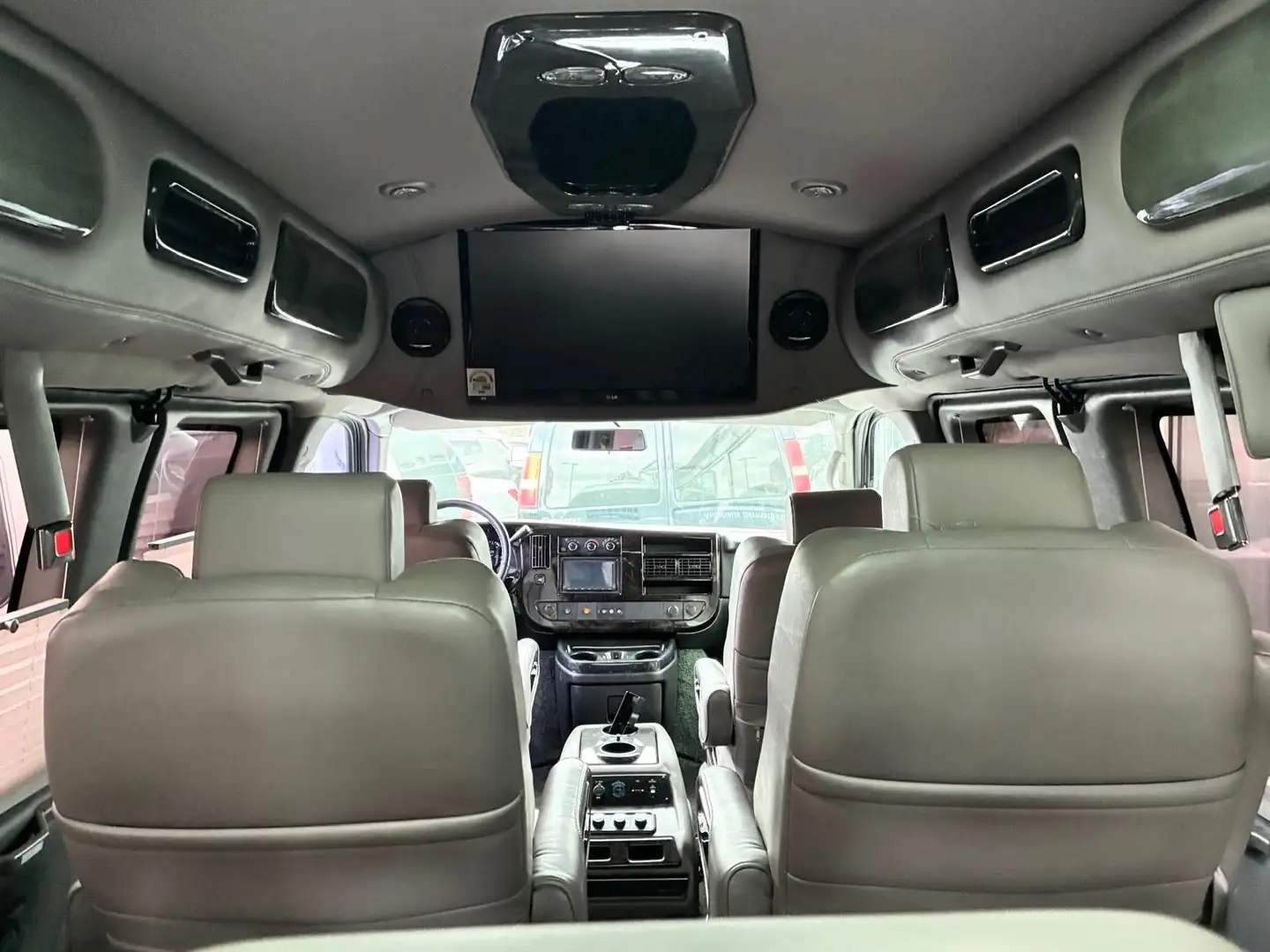 GMC Savana 5,3l V8 Explorer Limited AWD/4X4 Silber - 2
