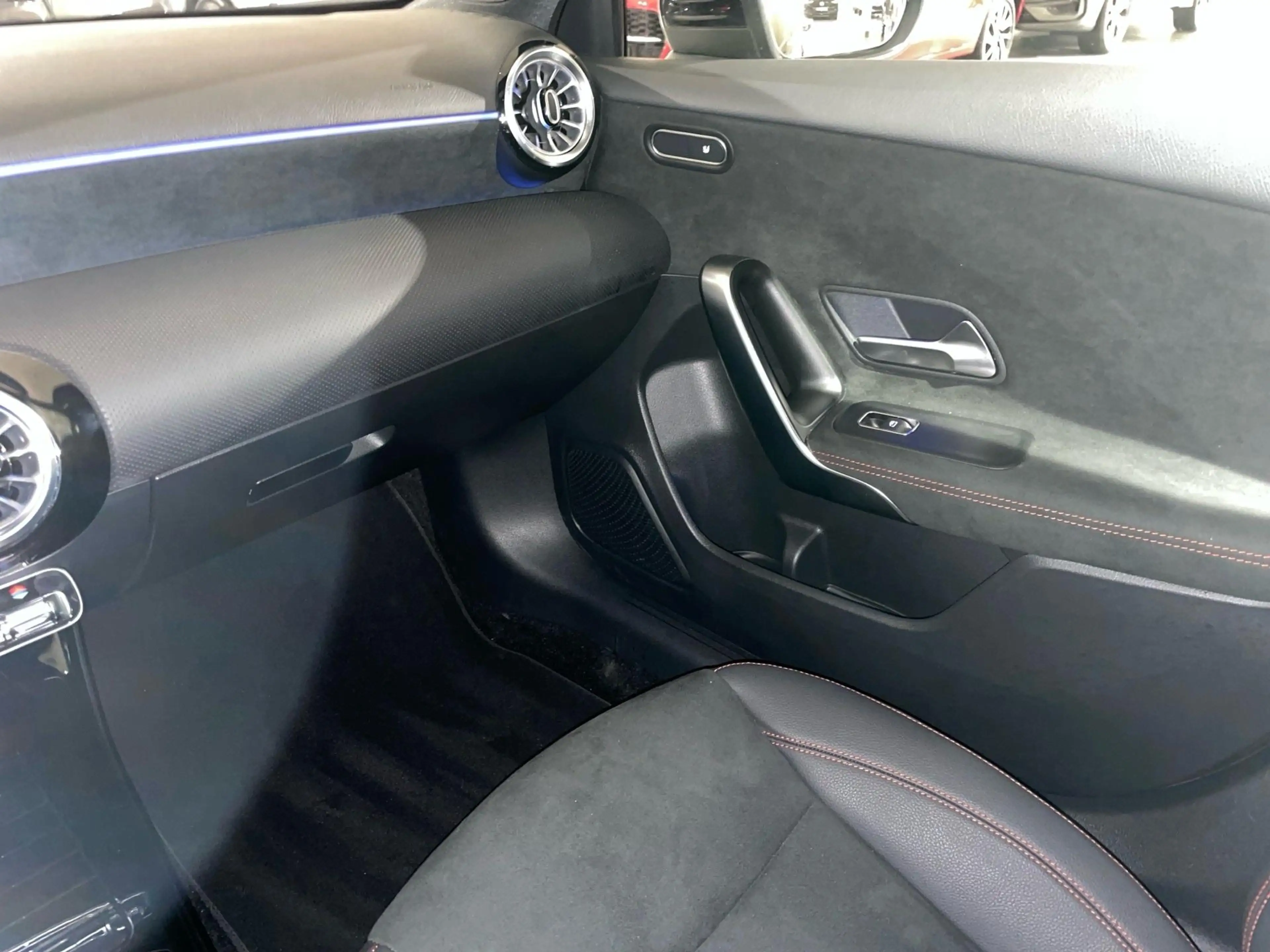 Mercedes-Benz A 200 1.3 hatchback AMG EDITION — photo 9