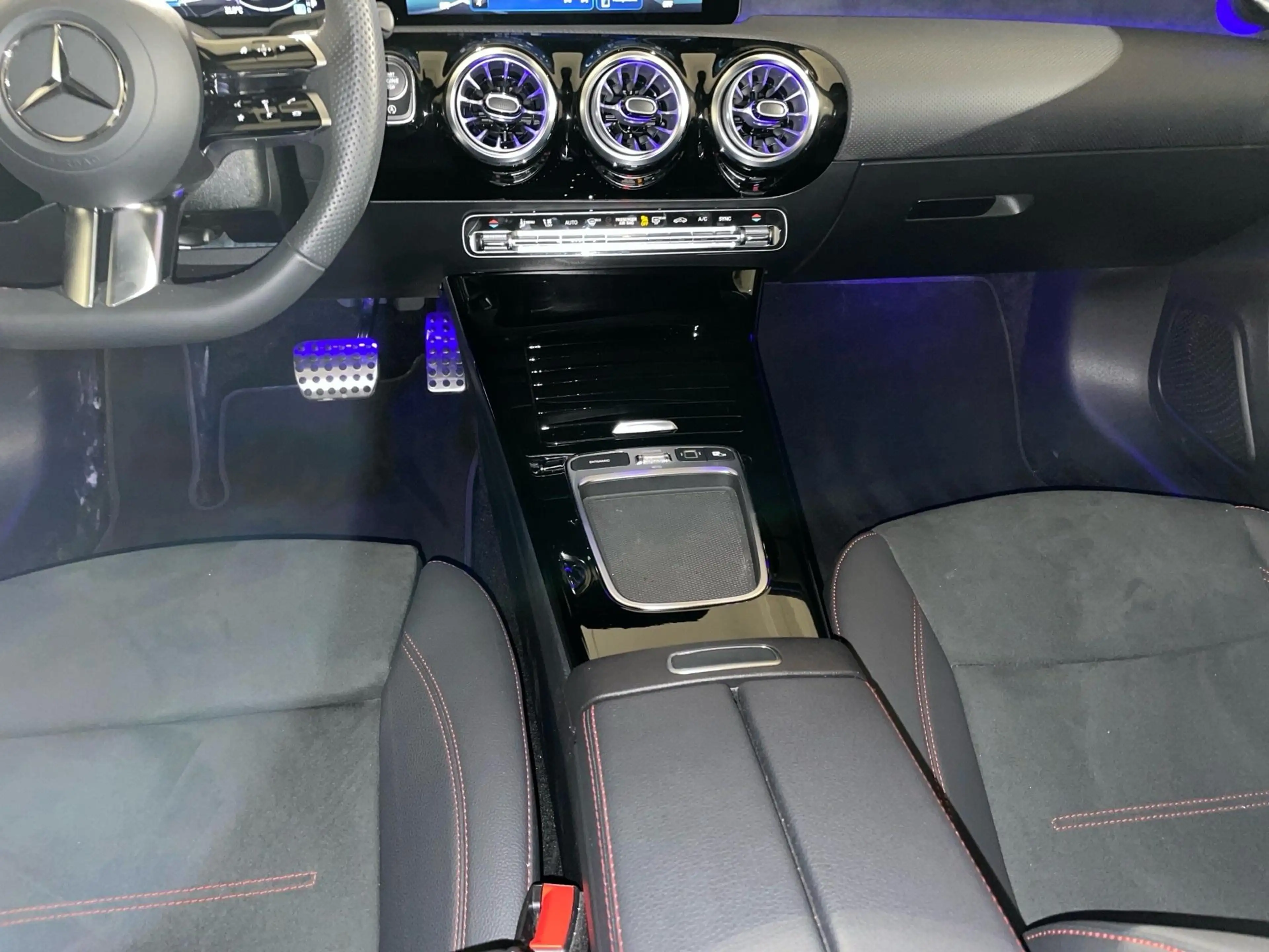 Mercedes-Benz A 200 1.3 hatchback AMG EDITION — photo 10