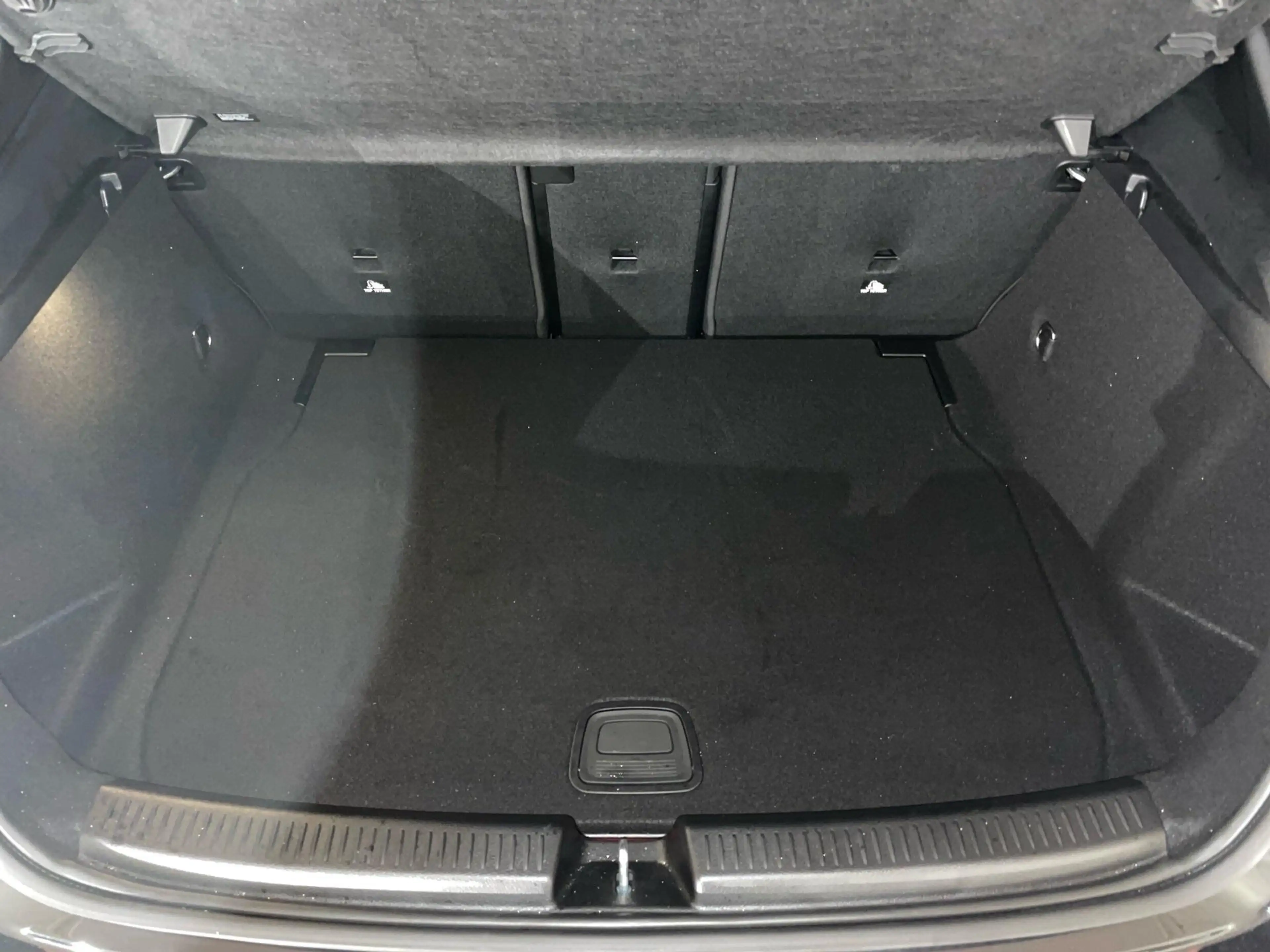 Mercedes-Benz A 200 1.3 hatchback AMG EDITION — photo 12