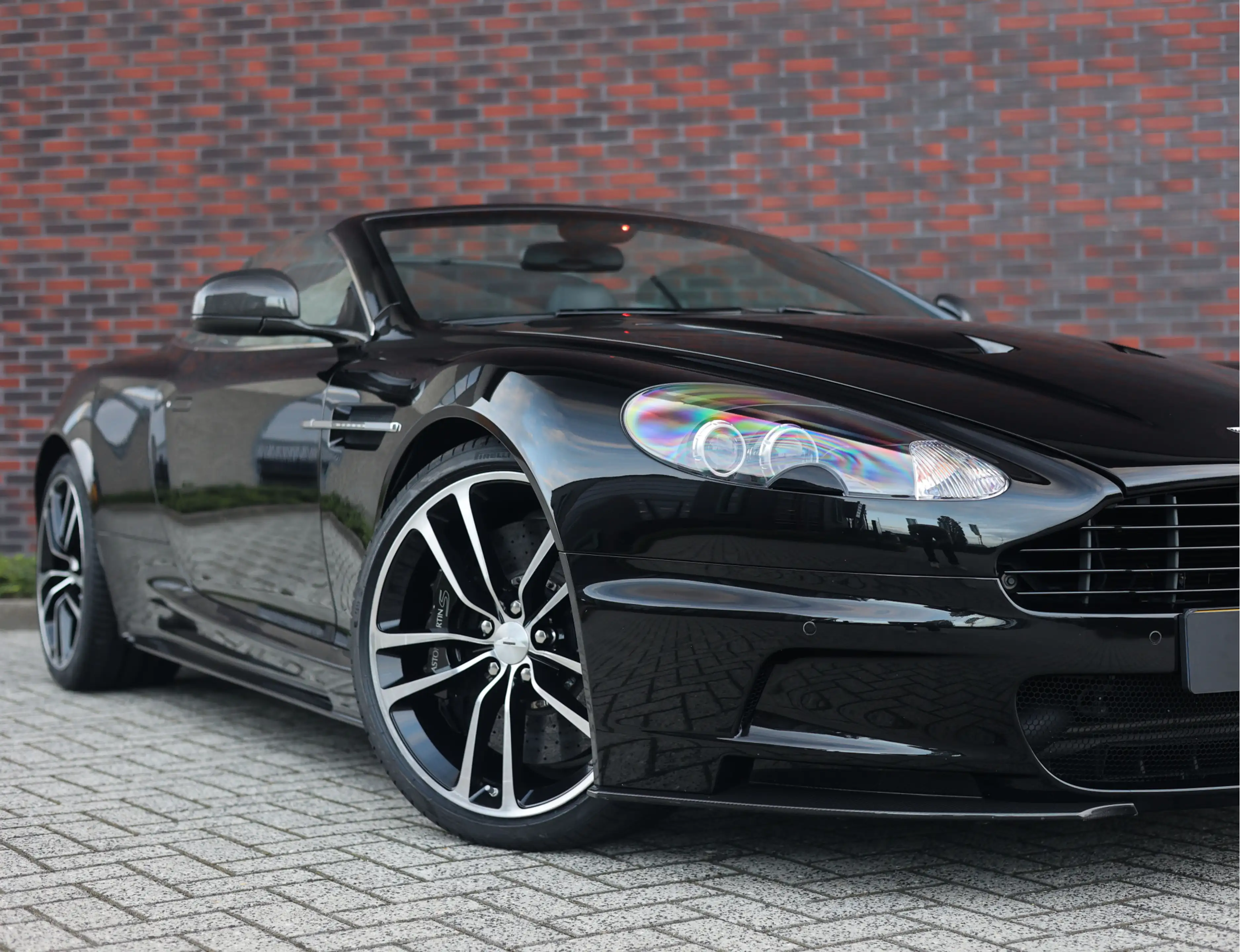 Aston Martin DBS Volante Ultimate 6.0 V12 | 1/41 - Carbon Black — photo 6