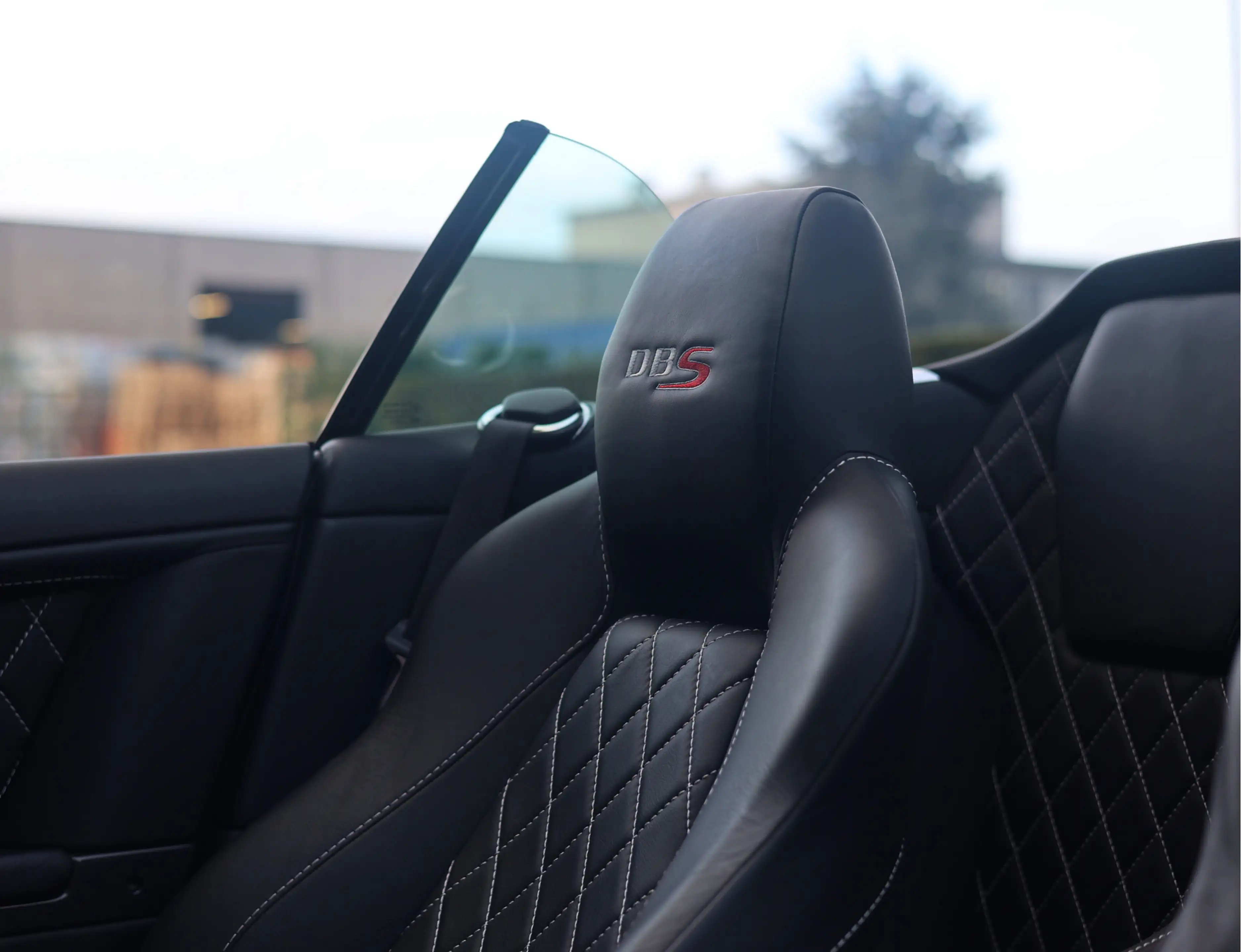 Aston Martin DBS Volante Ultimate 6.0 V12 | 1/41 - Carbon Black — photo 4