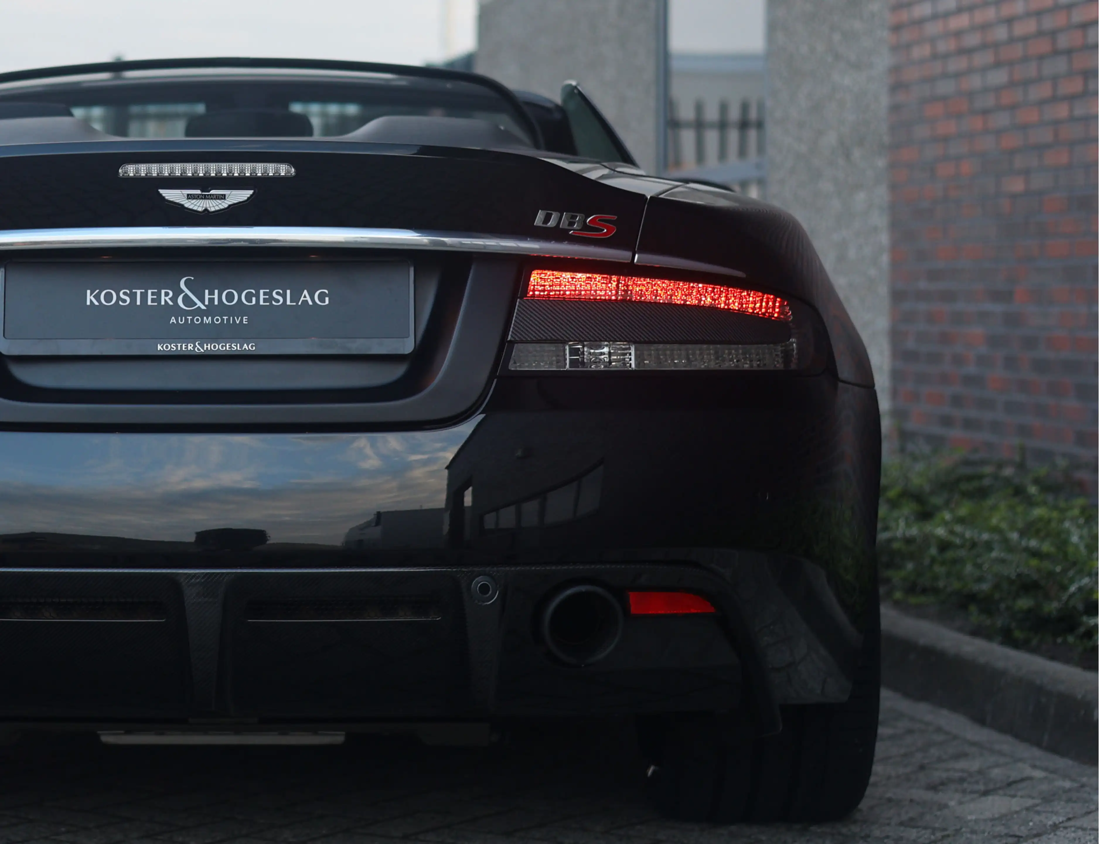 Aston Martin DBS Volante Ultimate 6.0 V12 | 1/41 - Carbon Black — photo 14