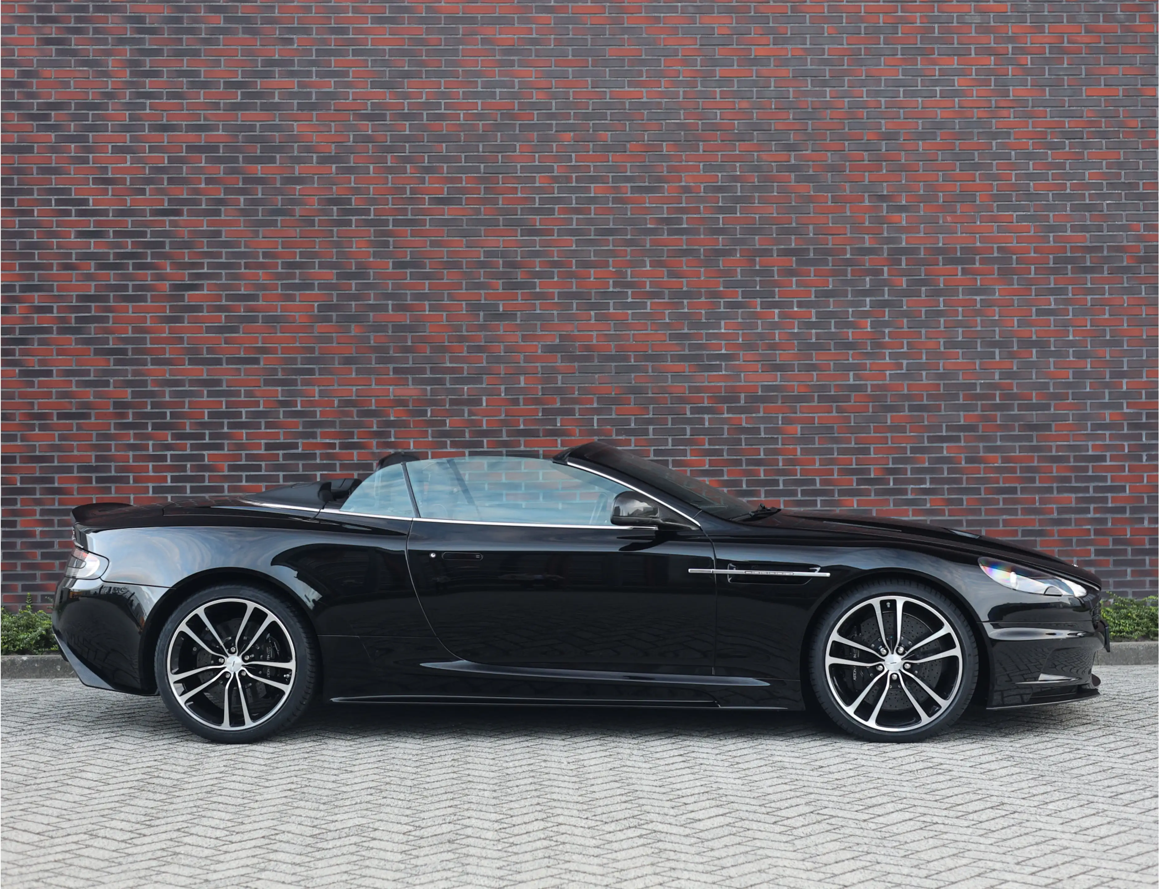 Aston Martin DBS Volante Ultimate 6.0 V12 | 1/41 - Carbon Black — photo 15