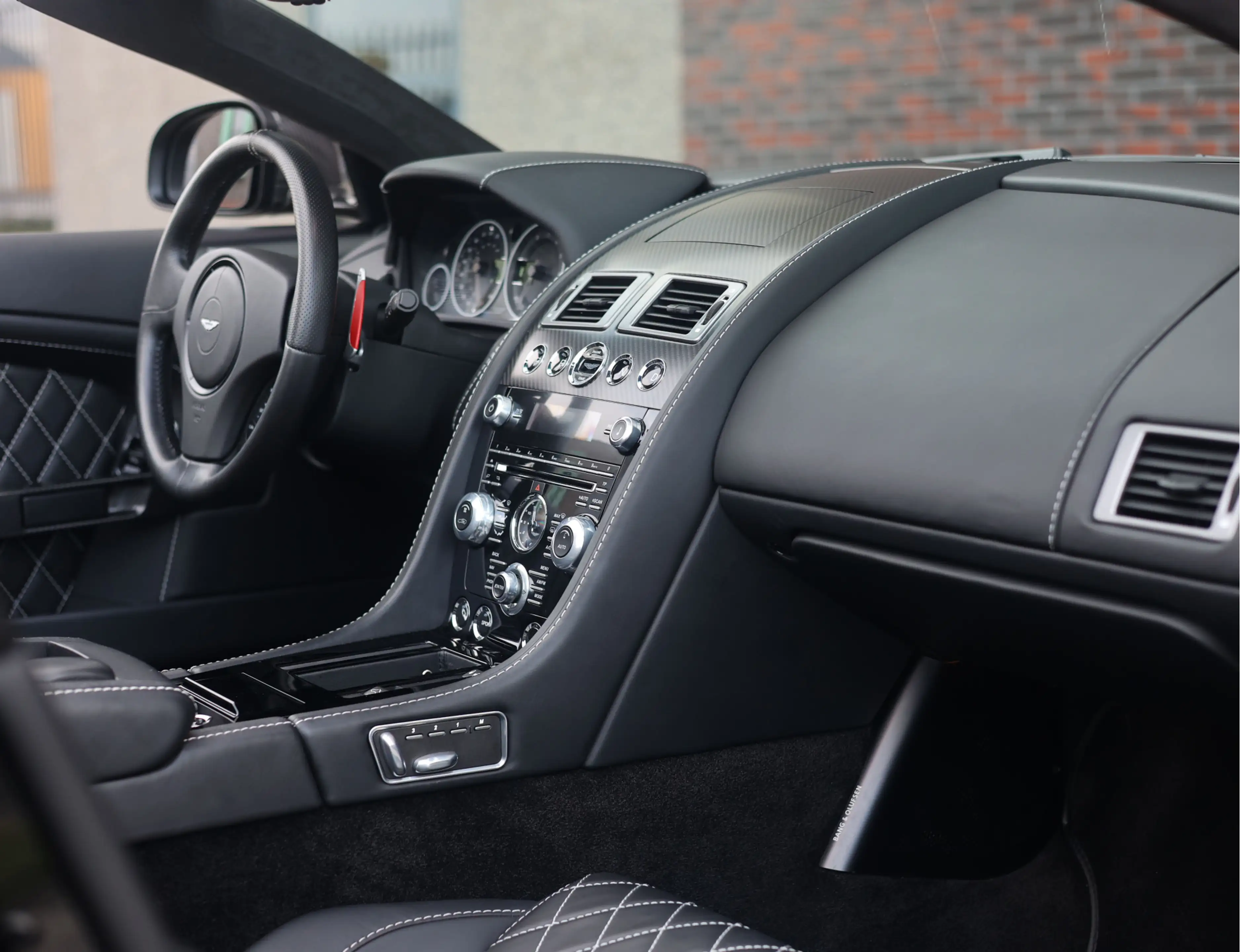 Aston Martin DBS Volante Ultimate 6.0 V12 | 1/41 - Carbon Black — photo 3