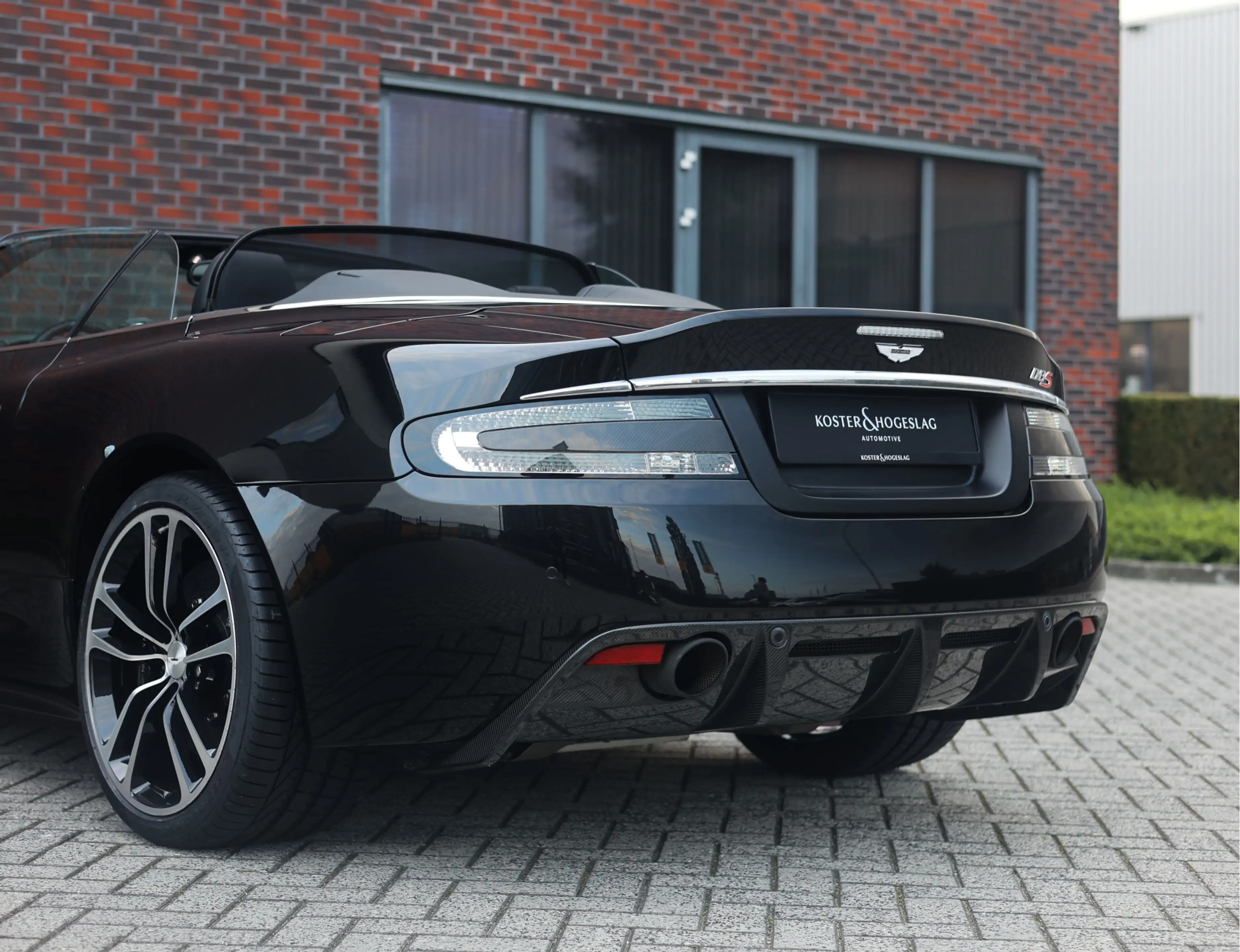 Aston Martin DBS Volante Ultimate 6.0 V12 | 1/41 - Carbon Black — photo 11