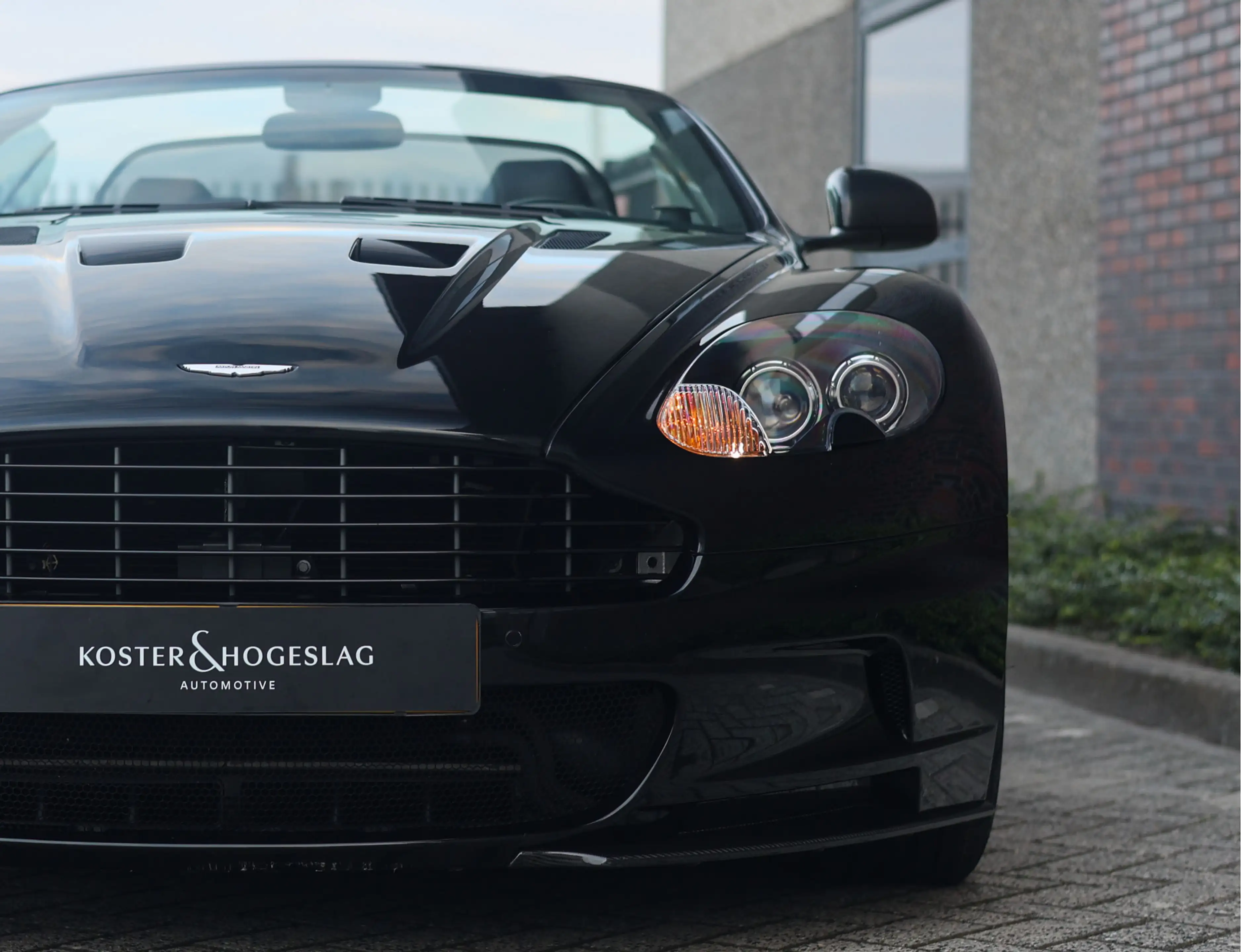 Aston Martin DBS Volante Ultimate 6.0 V12 | 1/41 - Carbon Black — photo 13