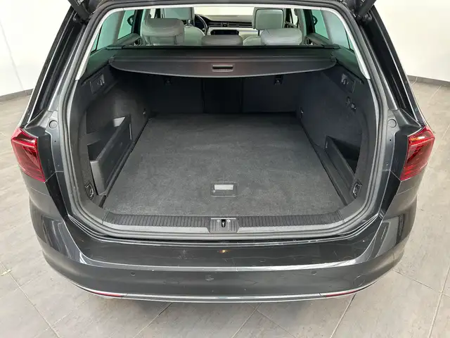 Volkswagen Passat view 6