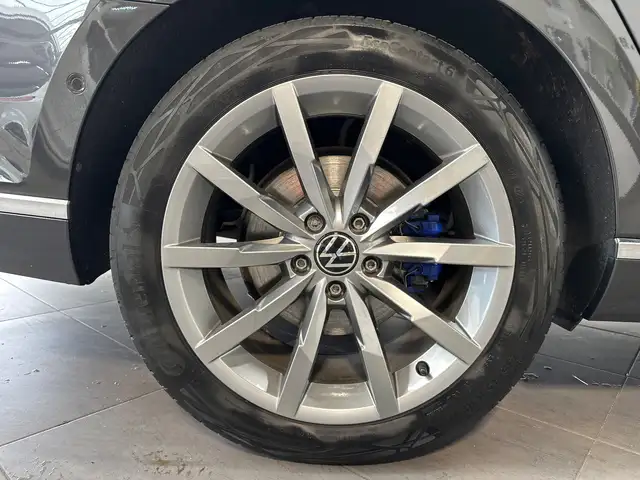 Volkswagen Passat view 3